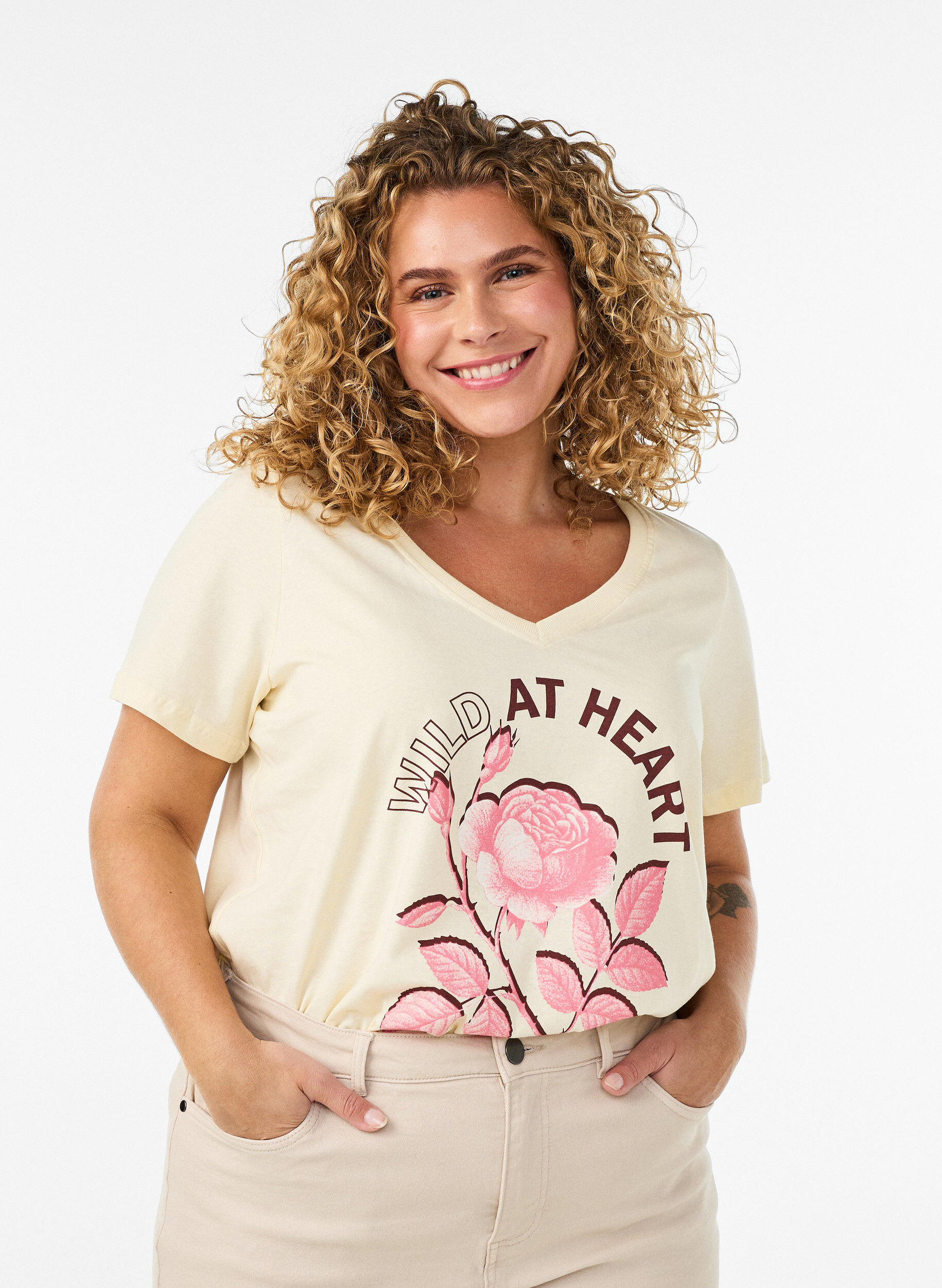 Puuvillainen T-paita etuprintill&auml; ja V-p&auml;&auml;ntiell&auml;, Beige, Model