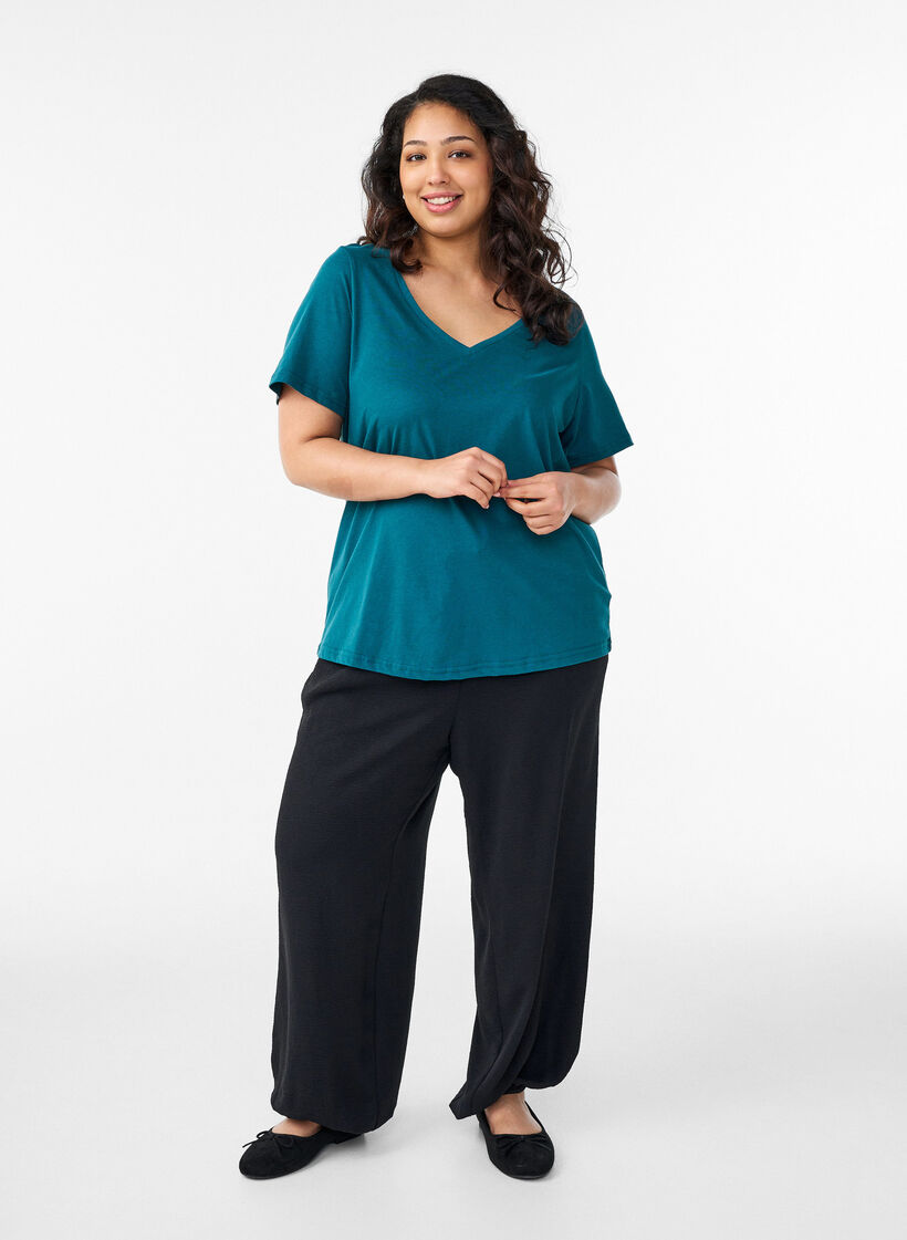 V-kaula-aukkoinen T-paita, Vihre&auml;, Model image number 1