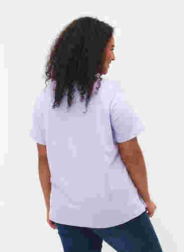 Puuvillainen t-paita pyöreällä pääntiellä ja painatuksella, Lavender FACE, Model image number 1