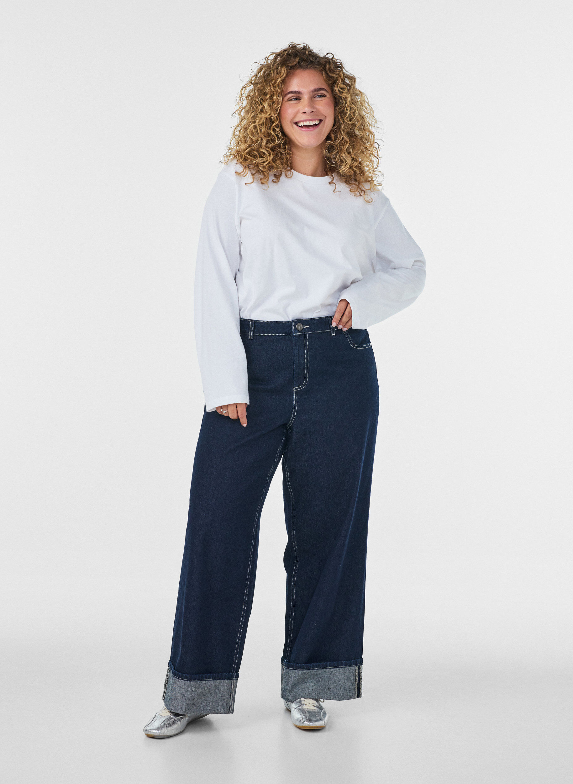 ZizziLeve&auml;lestiset farkut, joissa leve&auml;t k&auml;&auml;nteet ja kontrastiompeleet, Sininen, Model image number 0