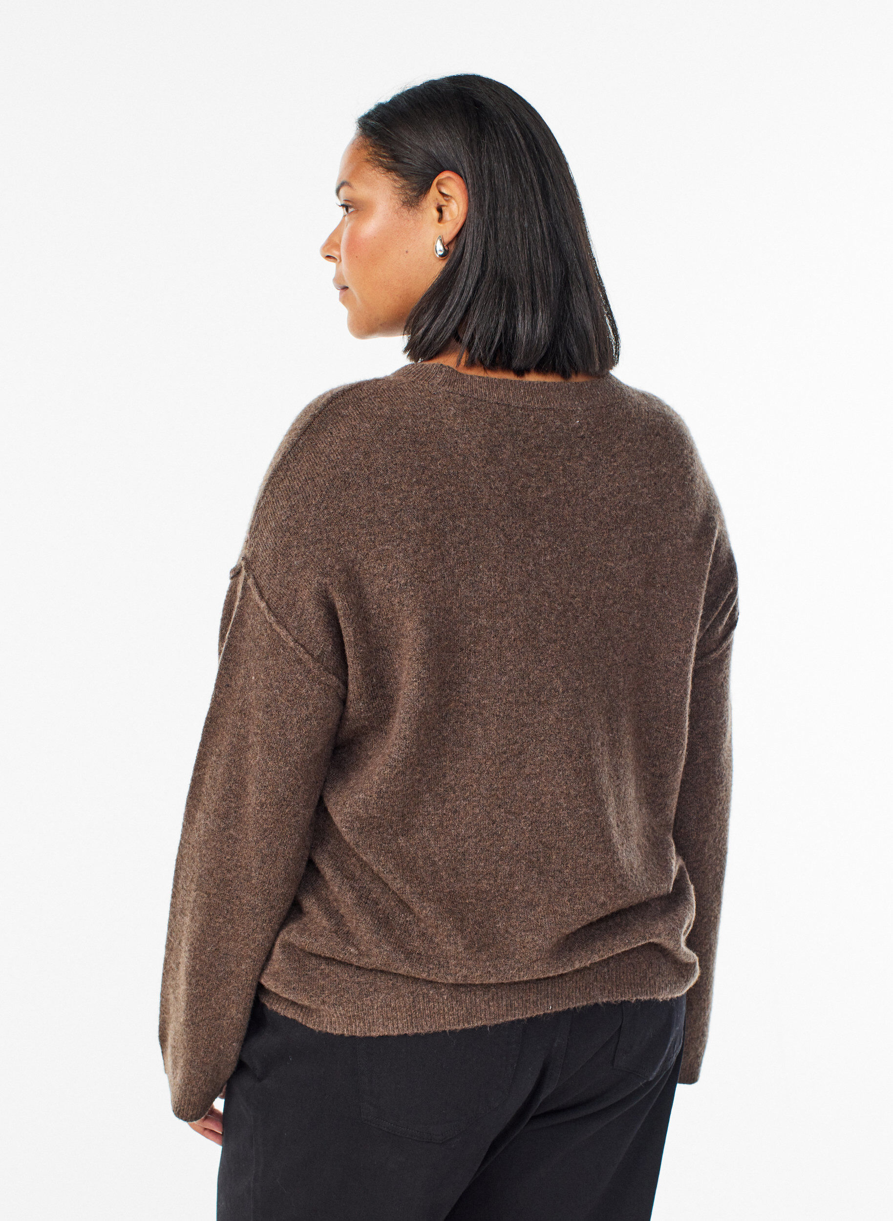ZizziV&auml;lj&auml; neulepusero, jossa n&auml;kyv&auml;t saumat, Ruskea, Model image number 2
