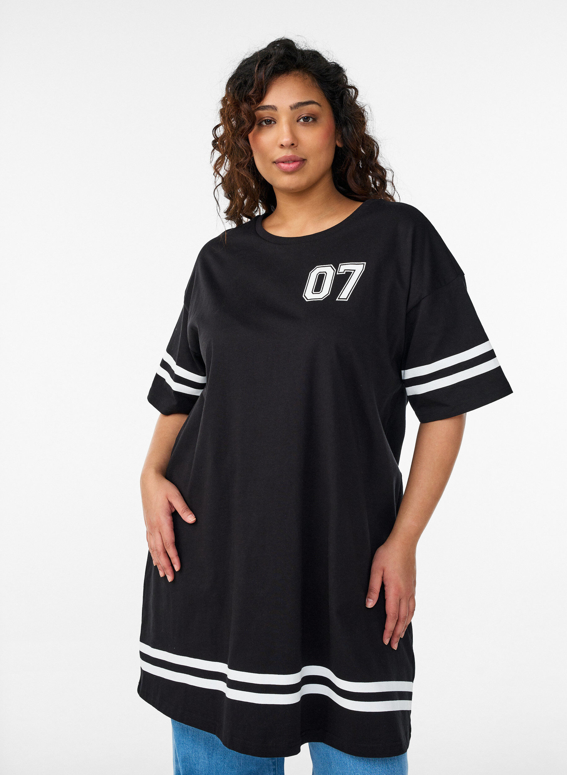 Lyhyt T-paitamekko sporttisilla yksityiskohdilla, Musta, Model