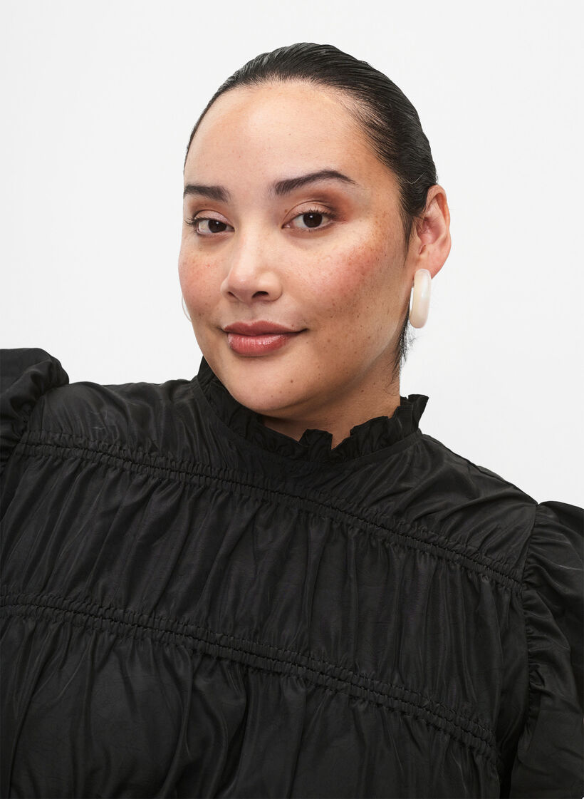 Mekko röyhelöillä ja joustavilla leikkauslinjoilla, Black, Model image number 3