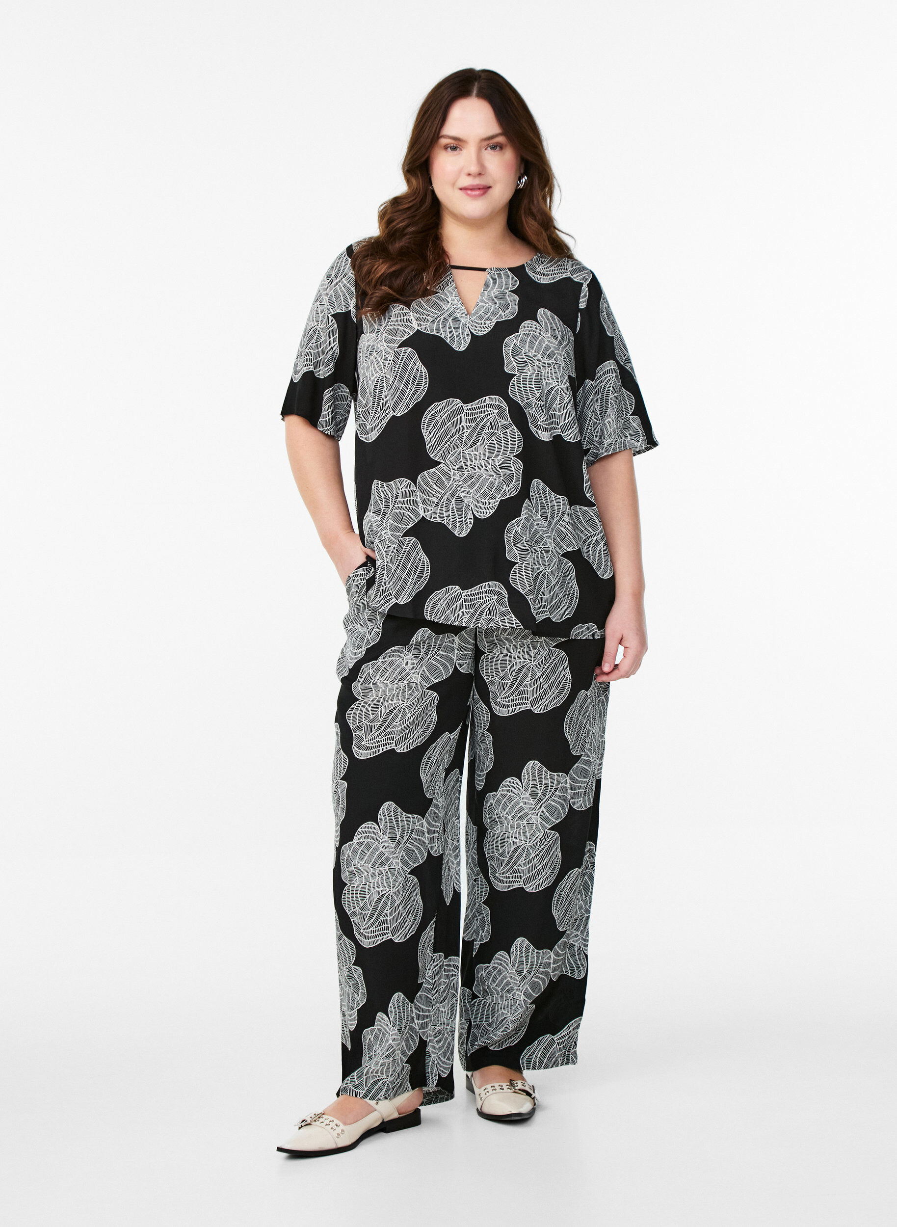 Zizzi Lyhythihainen viskoosiPusero printill&auml;, Musta, Model image number 1