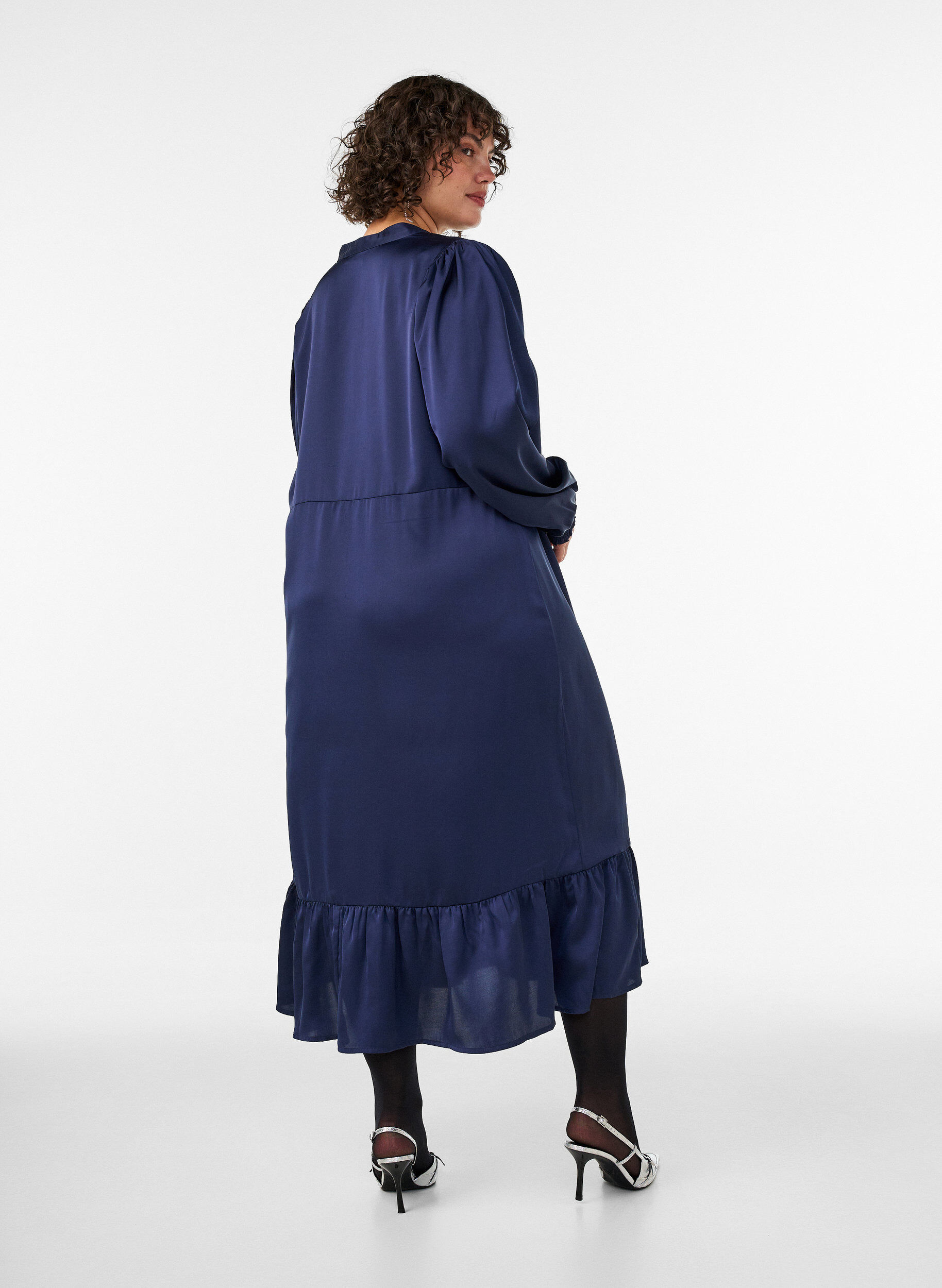 ZizziSatiinimekko pitkill&auml; hihoilla ja V-p&auml;&auml;ntiell&auml;, Sininen, Model image number 1
