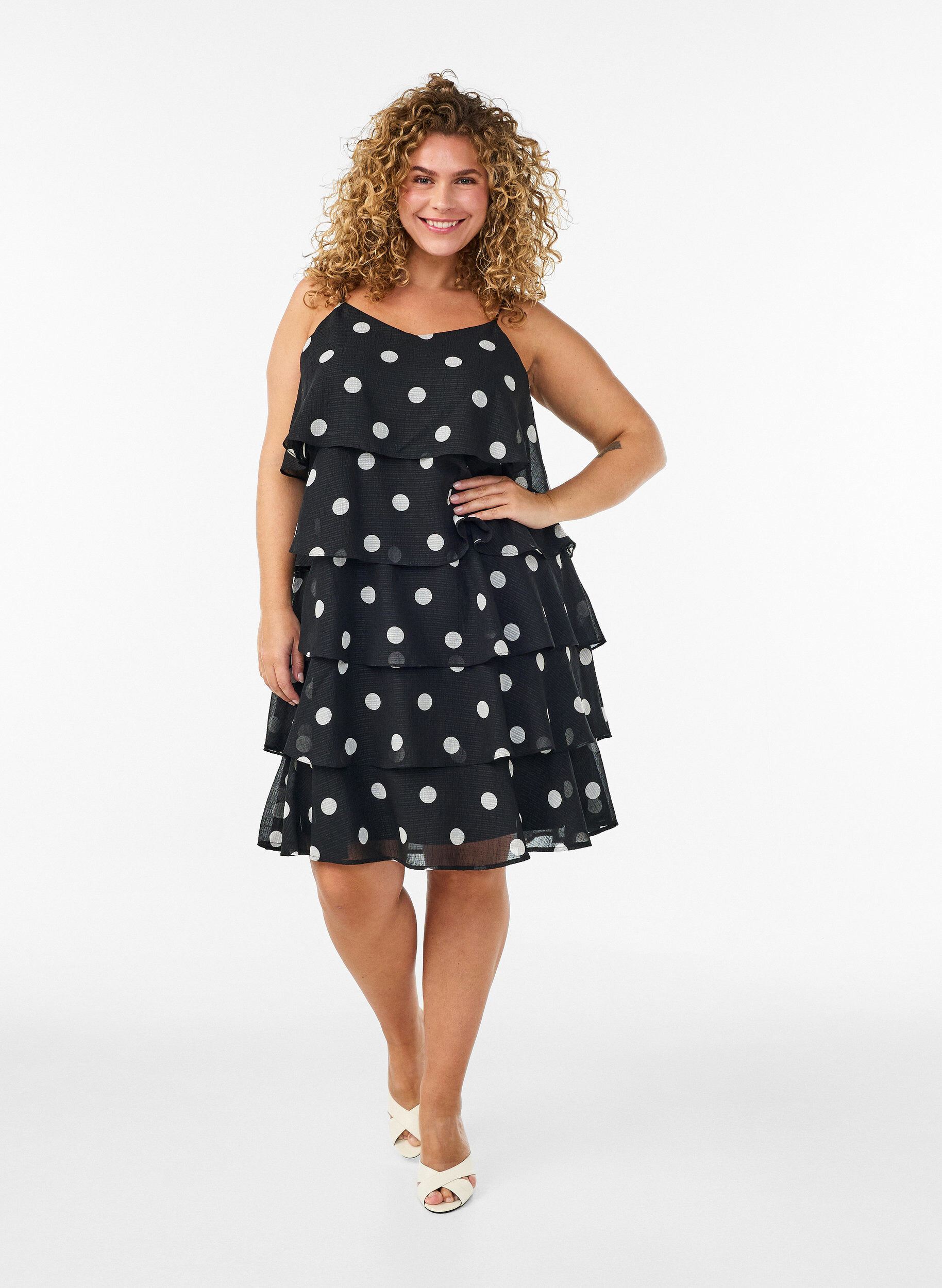 ZizziKerrostettu mekko r&ouml;yhel&ouml;ill&auml; ja ohuilla olkaimilla, Musta, Model image number 1