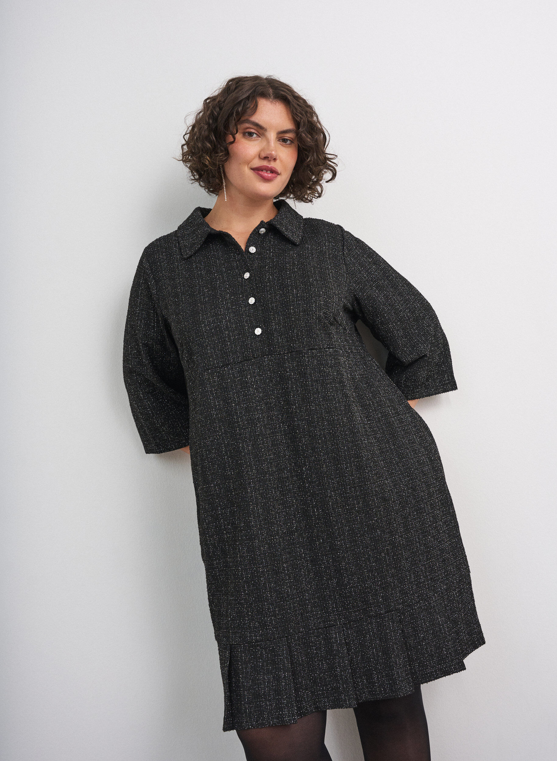 ZizziLyhyt boucl&eacute;-mekko koristeellisilla napeilla, Musta, Model image number 0