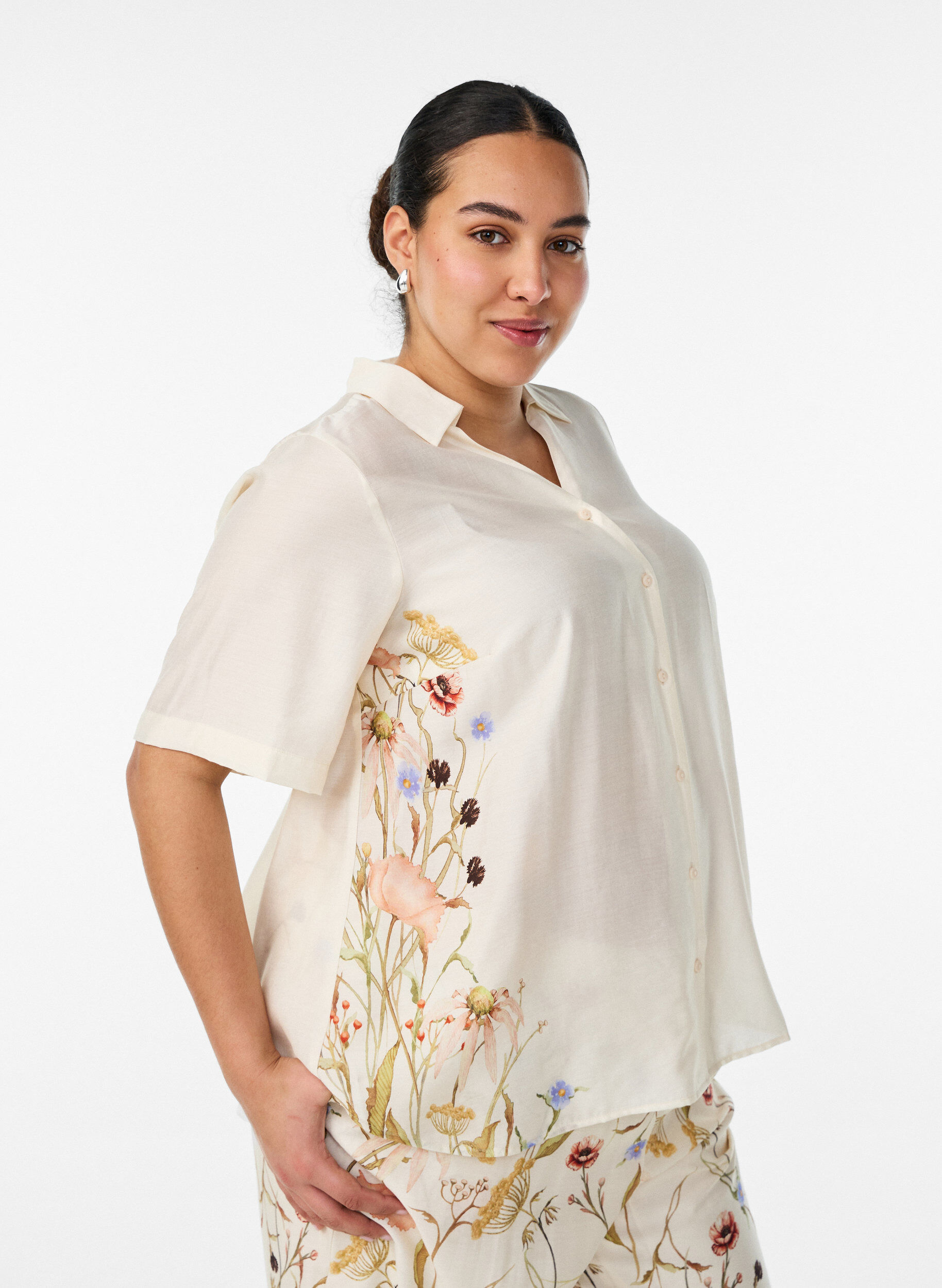 Paitapusero kyyn&auml;rmittaisilla hihoilla ja kukkayksityiskohdilla, Beige, Model