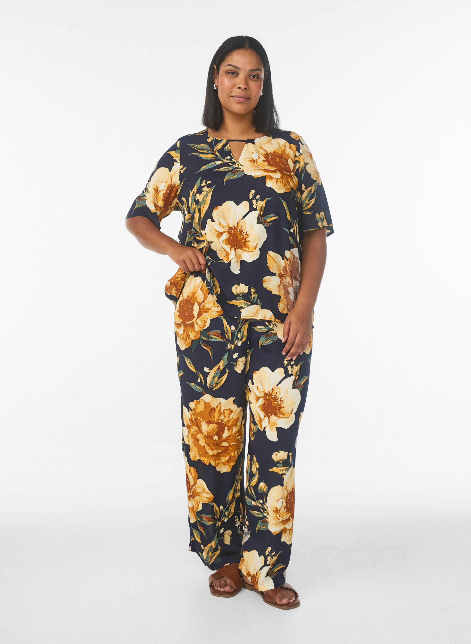 Zizzi V&auml;lj&auml;t viskoosihousut kuosilla, Sininen, Model image number 0