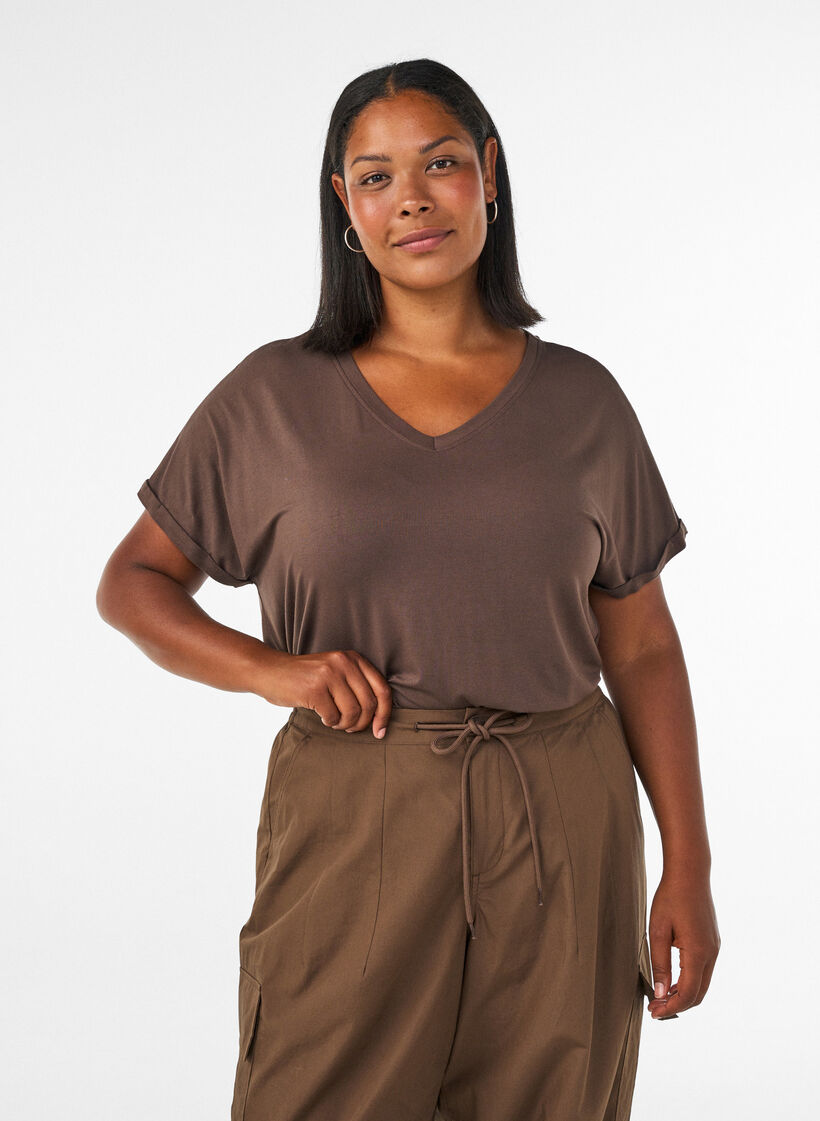 Perus V-p&auml;&auml;ntie T-paita viskoosista, Ruskea, Model image number 0