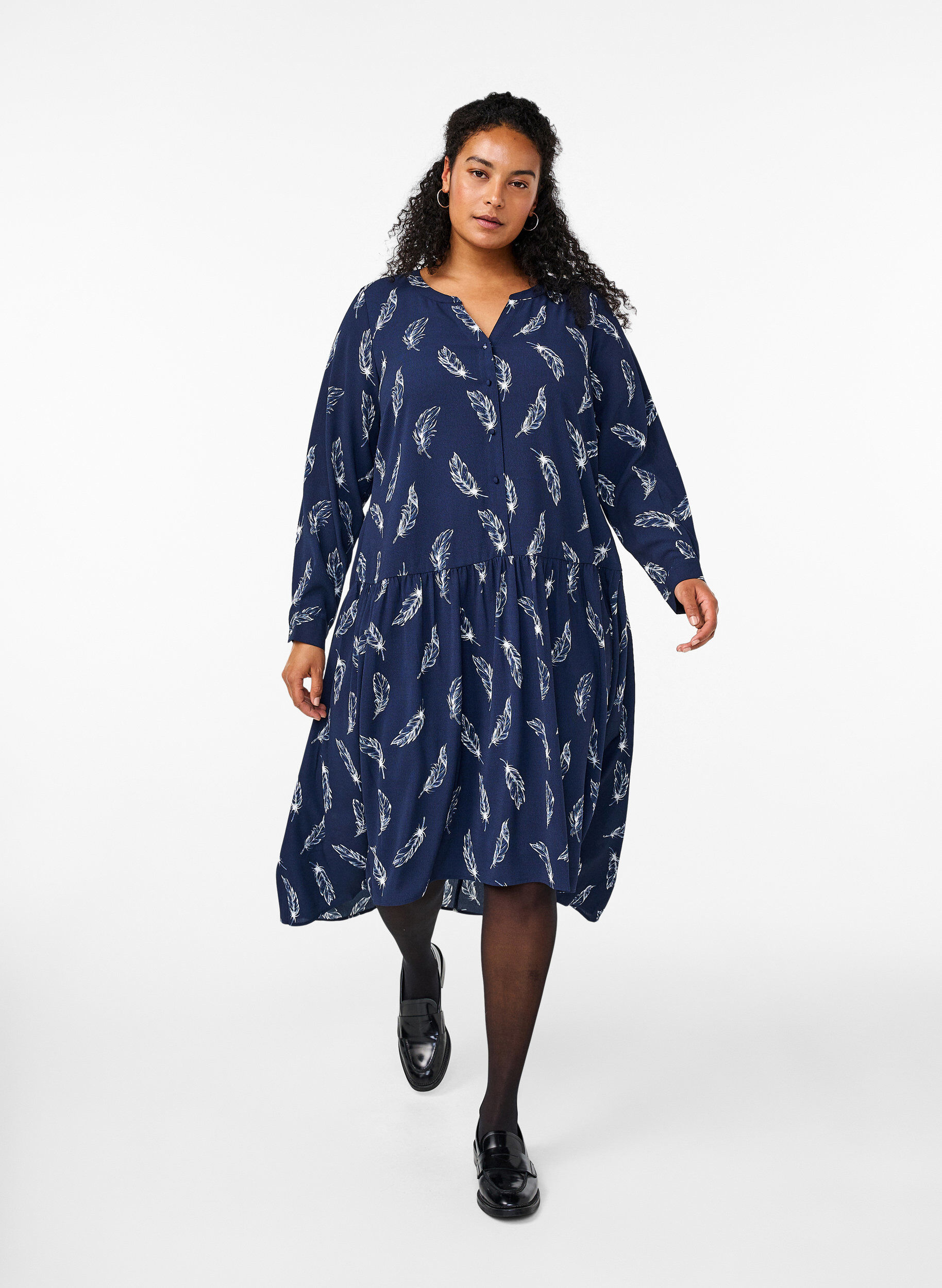Zizzi Midi-mekko pitkill&auml; hihoilla, Navy B. Feather AOP, Model image number 0