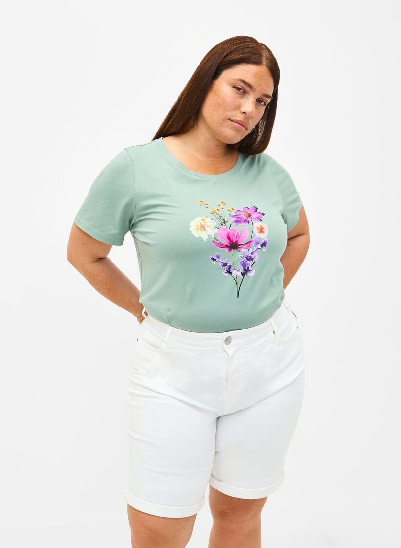 Tyköistuvat farkkushortsit korkealla vyötäröllä., Bright White, Model image number 0