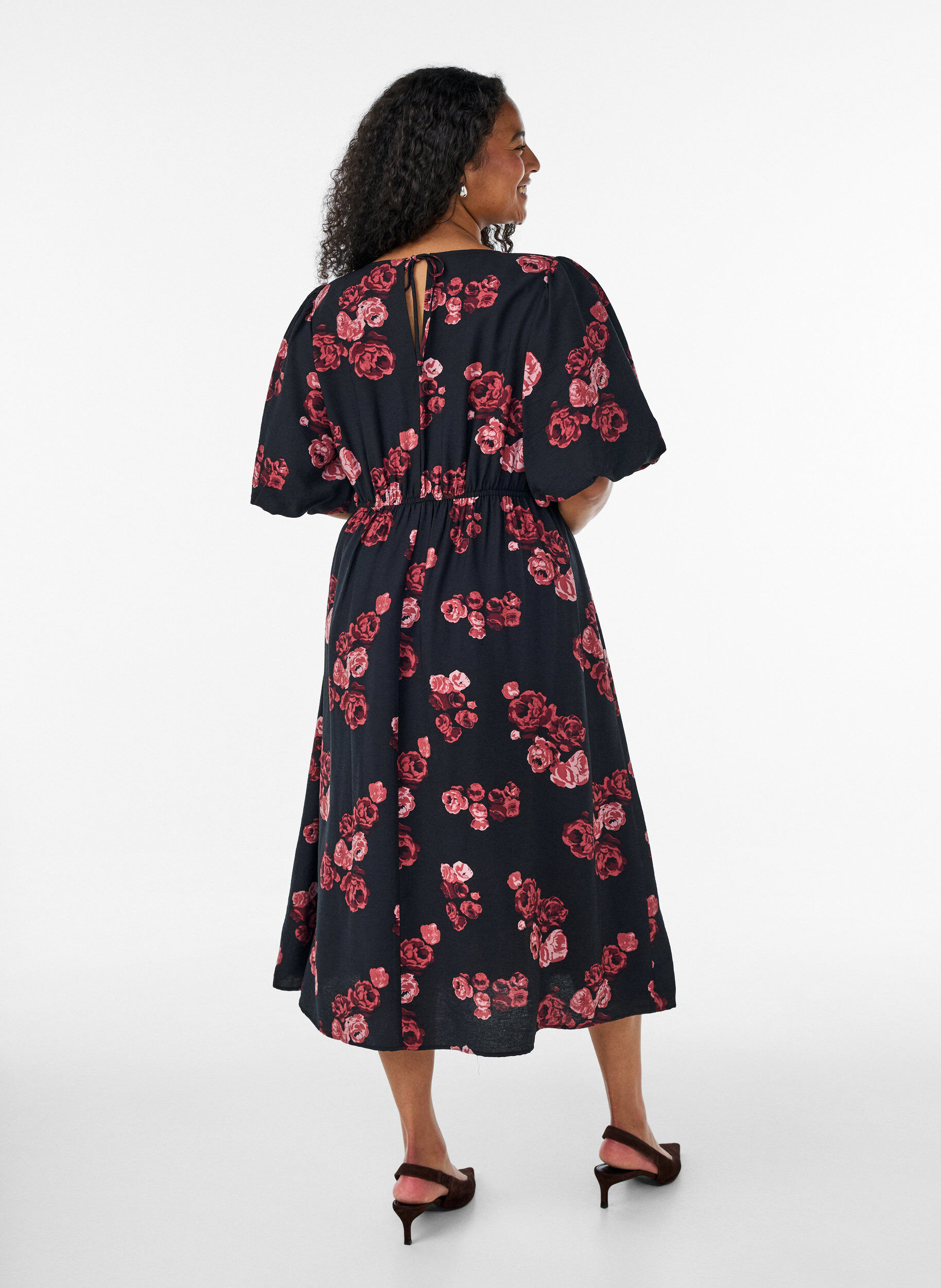 ZizziMidimekko ruusukuosilla ja lyhyill&auml; laskostetuilla hihoilla, Musta, Model image number 1