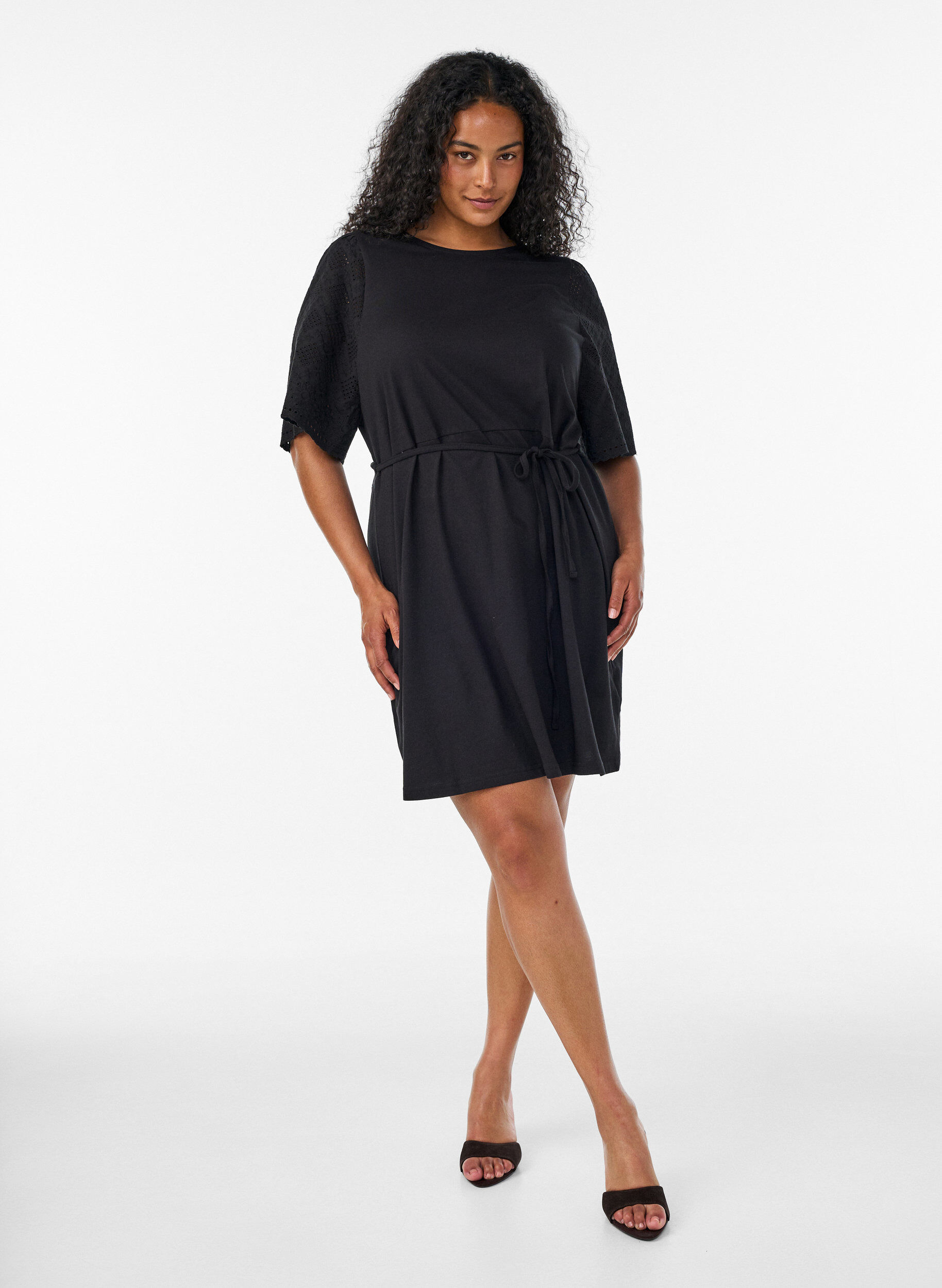 ZizziPuuvillamekko broderie anglaise -hihoilla ja vy&ouml;t&auml;r&ouml;nauhalla, Musta, Model image number 1