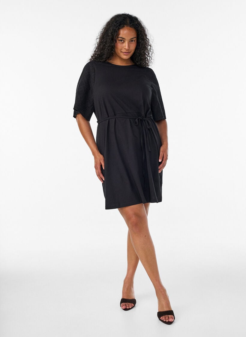 Puuvillamekko broderie anglaise -hihoilla ja vy&ouml;t&auml;r&ouml;nauhalla, Musta, Model image number 1