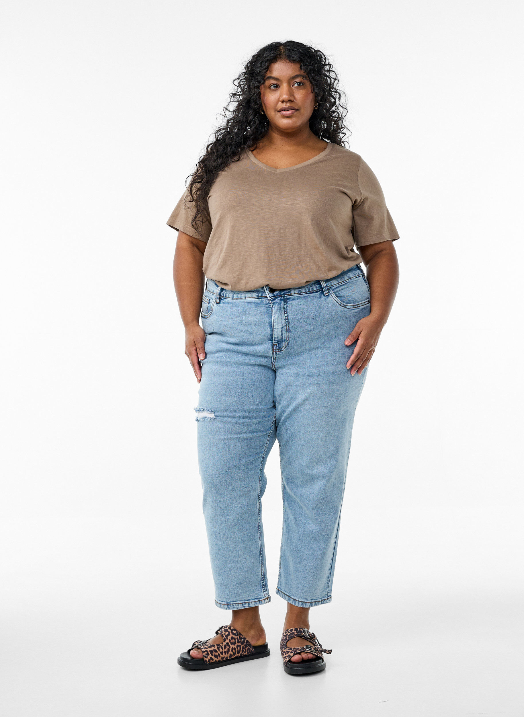 Zizzi Lyhythihainen perus t-paita v-p&auml;&auml;ntiell&auml;, Ruskea, Model image number 1