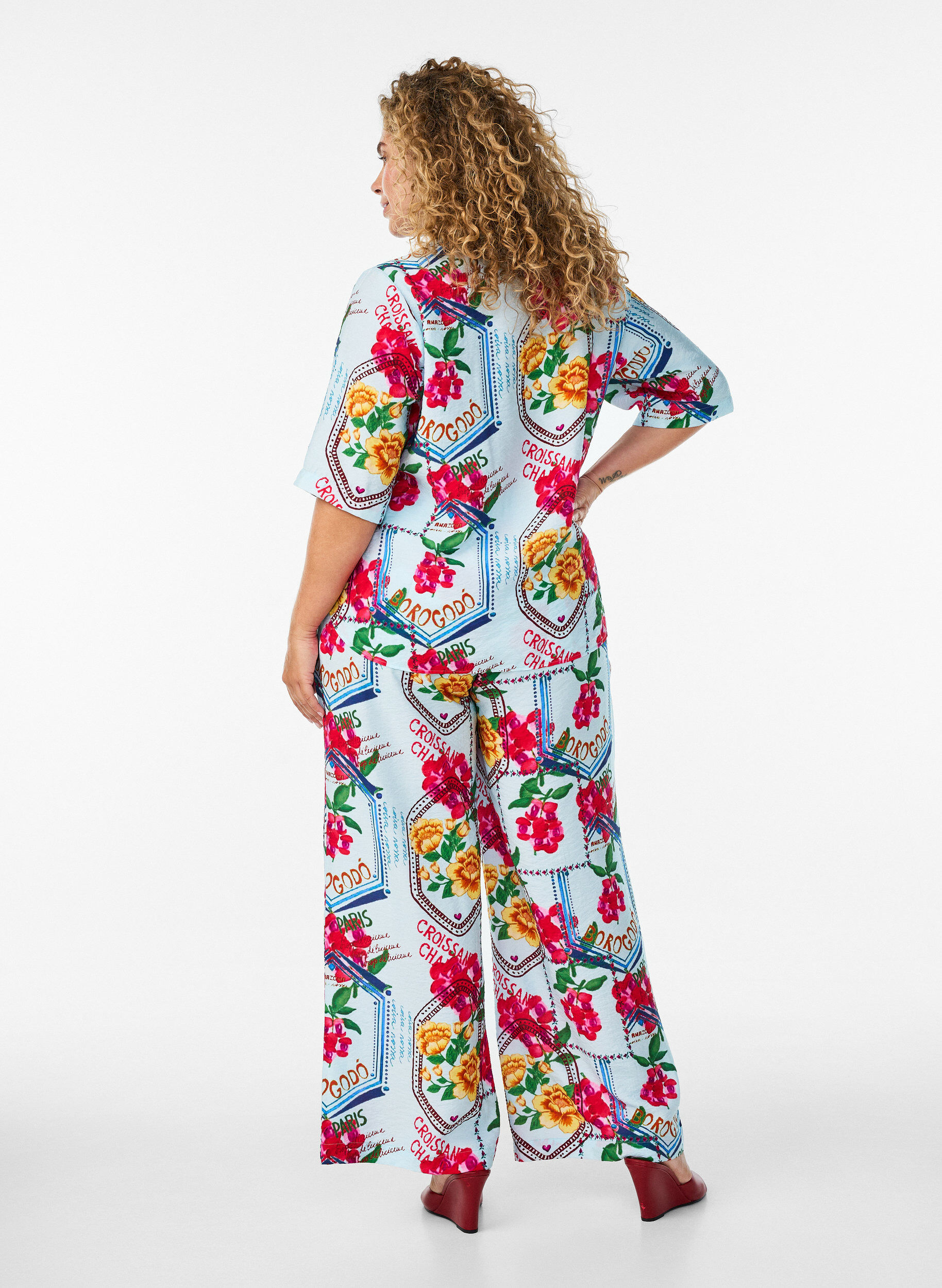 ZizziSuoralahkeiset housut v&auml;rikk&auml;&auml;ll&auml; printill&auml;, Sininen, Model image number 1