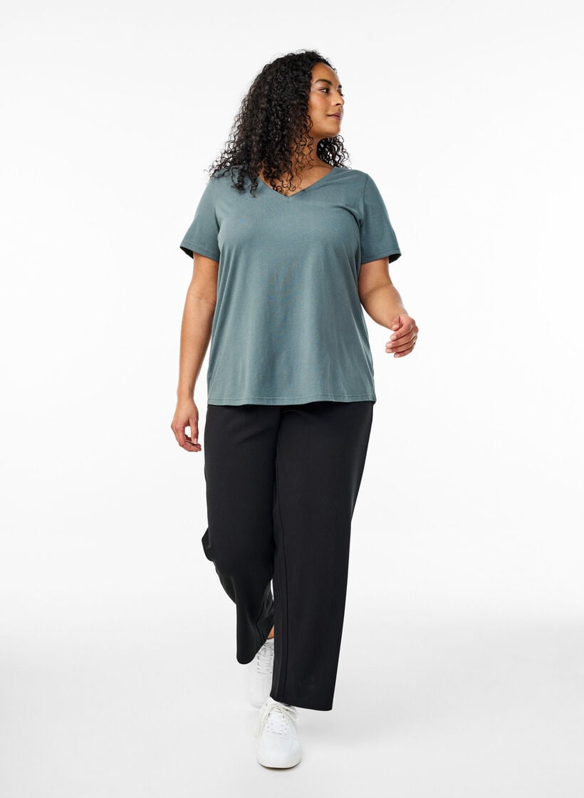 V-kaula-aukkoinen T-paita, Vihre&auml;, Model image number 1