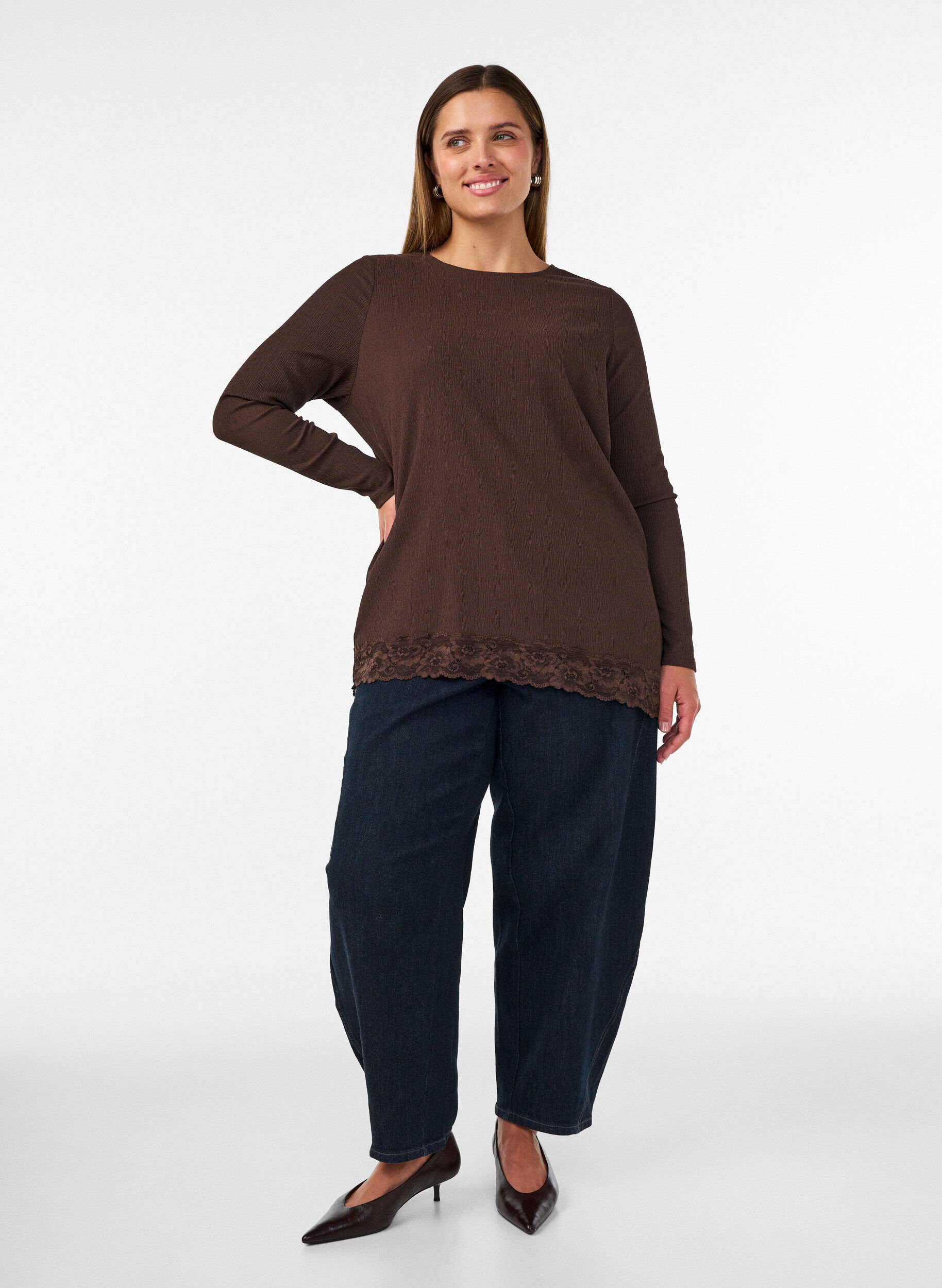 ZizziJerseypusero, jossa ep&auml;symmetrinen pitsireunus, Ruskea, Model image number 1