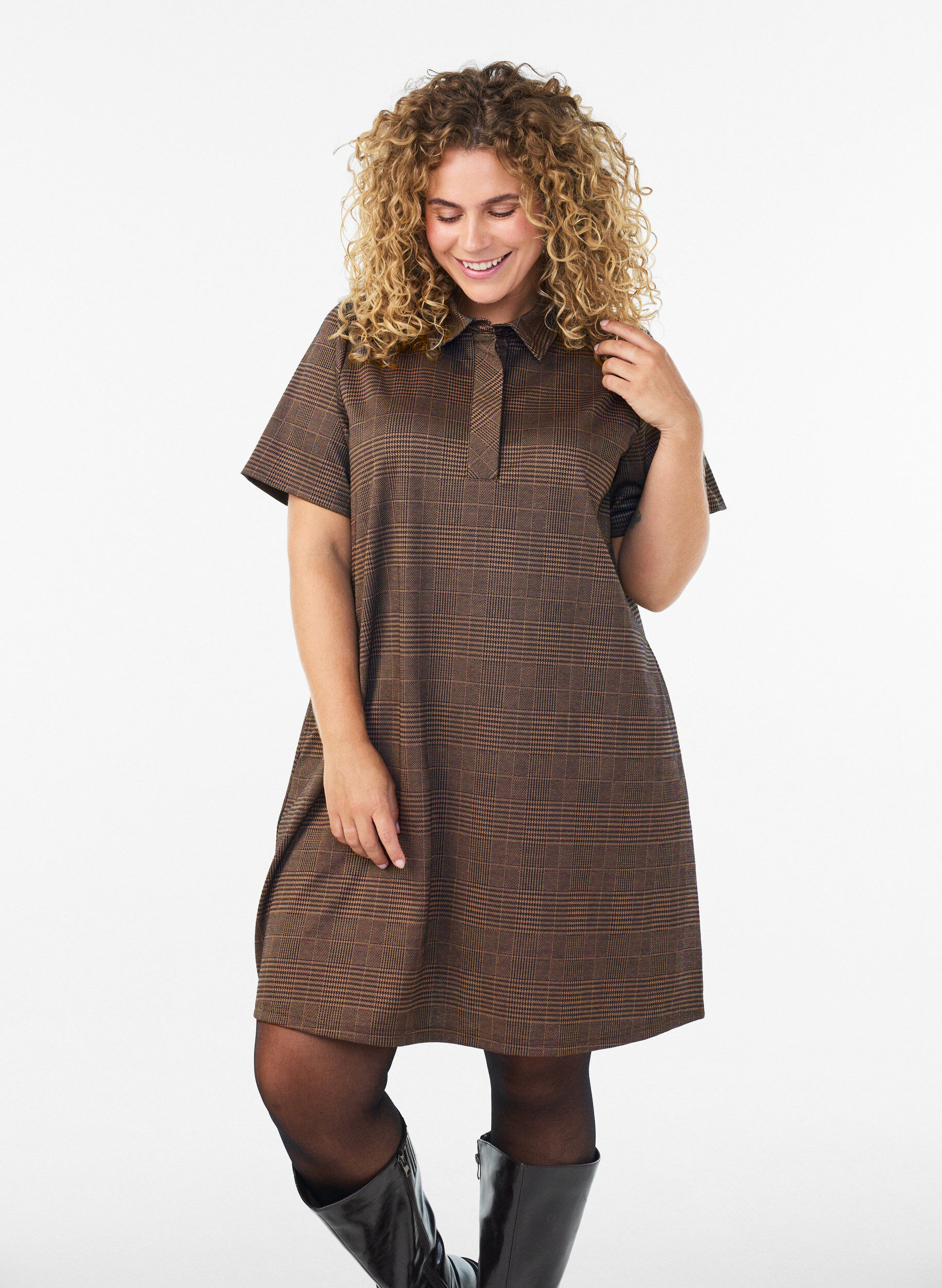 Lyhyt ruudullinen mekko paitakauluksella, Ruskea, Model