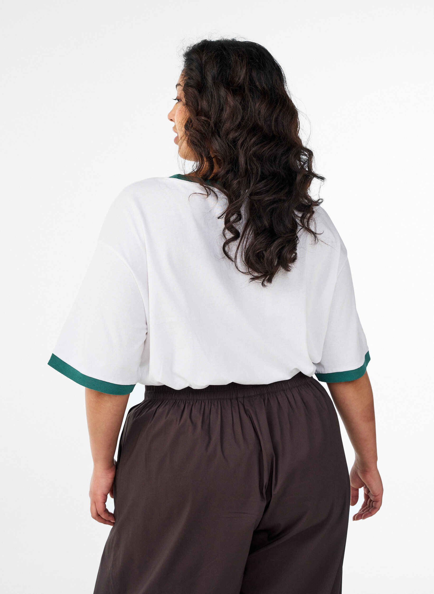 ZizziPuuvilla T-paita tekstiprintill&auml; ja laatikkomainen istuvuus, Valkoinen, Model image number 2