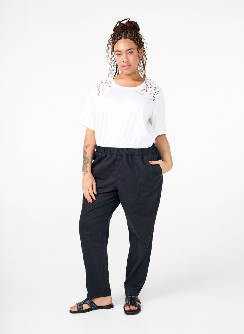 Orgaanisesta puuvillasta valmistettu T-paita, jossa on brodeerattuja koristeita, Bright White, Model image number 2