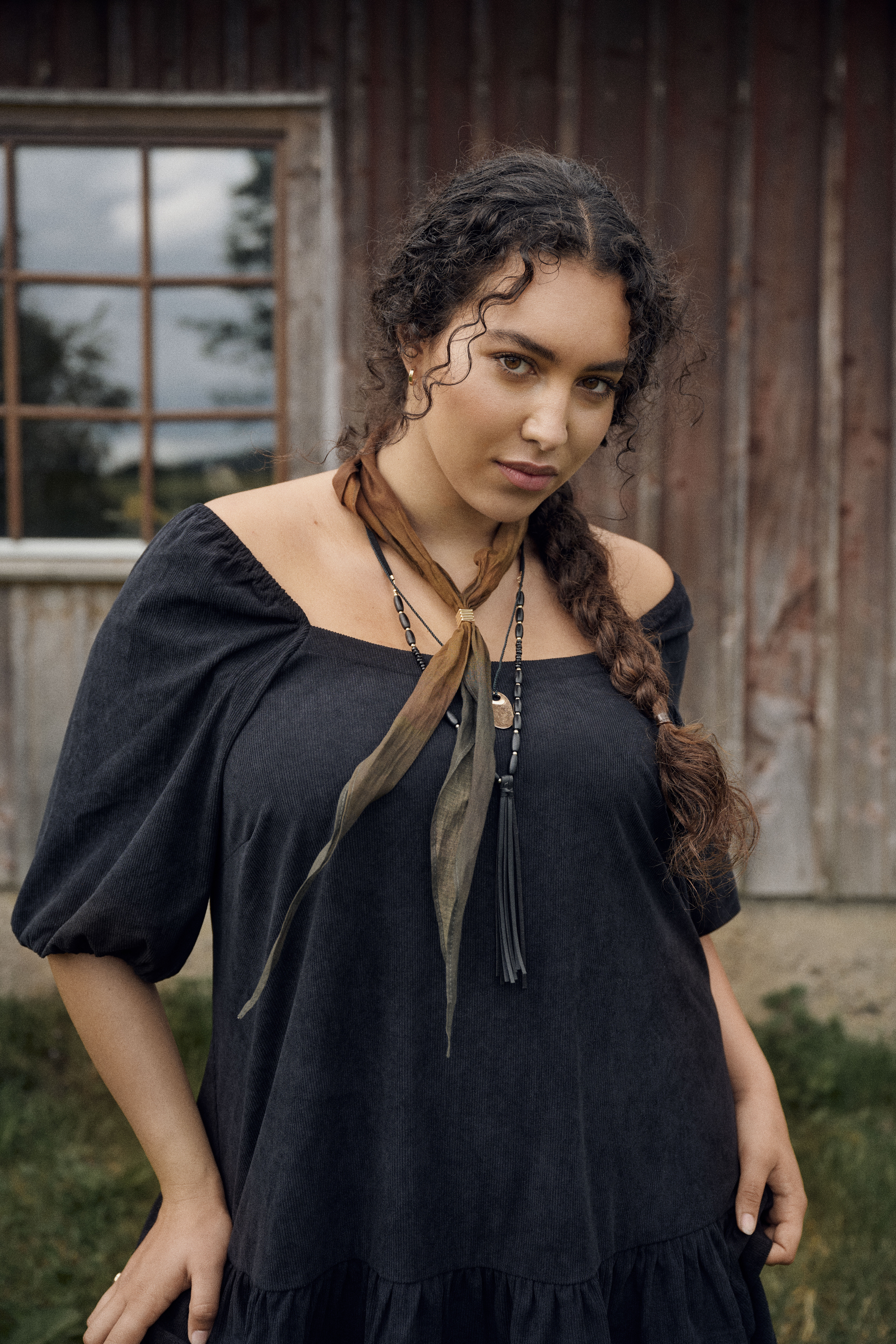 Zizzi Samettimekko, jossa on neli&ouml;nmuotoinen p&auml;&auml;ntie, , Model