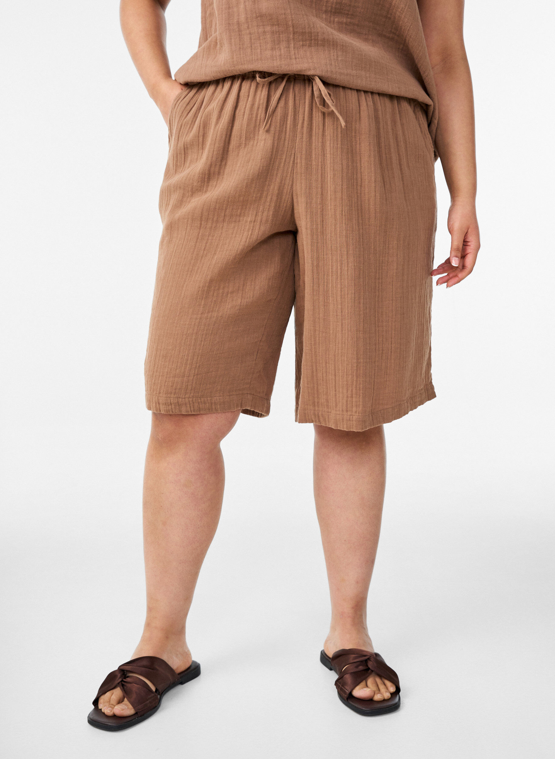 ZizziV&auml;lj&auml;sti istuvat puuvillamusliinishortsit korkealla vy&ouml;t&auml;r&ouml;ll&auml;, Ruskea, Model image number 0