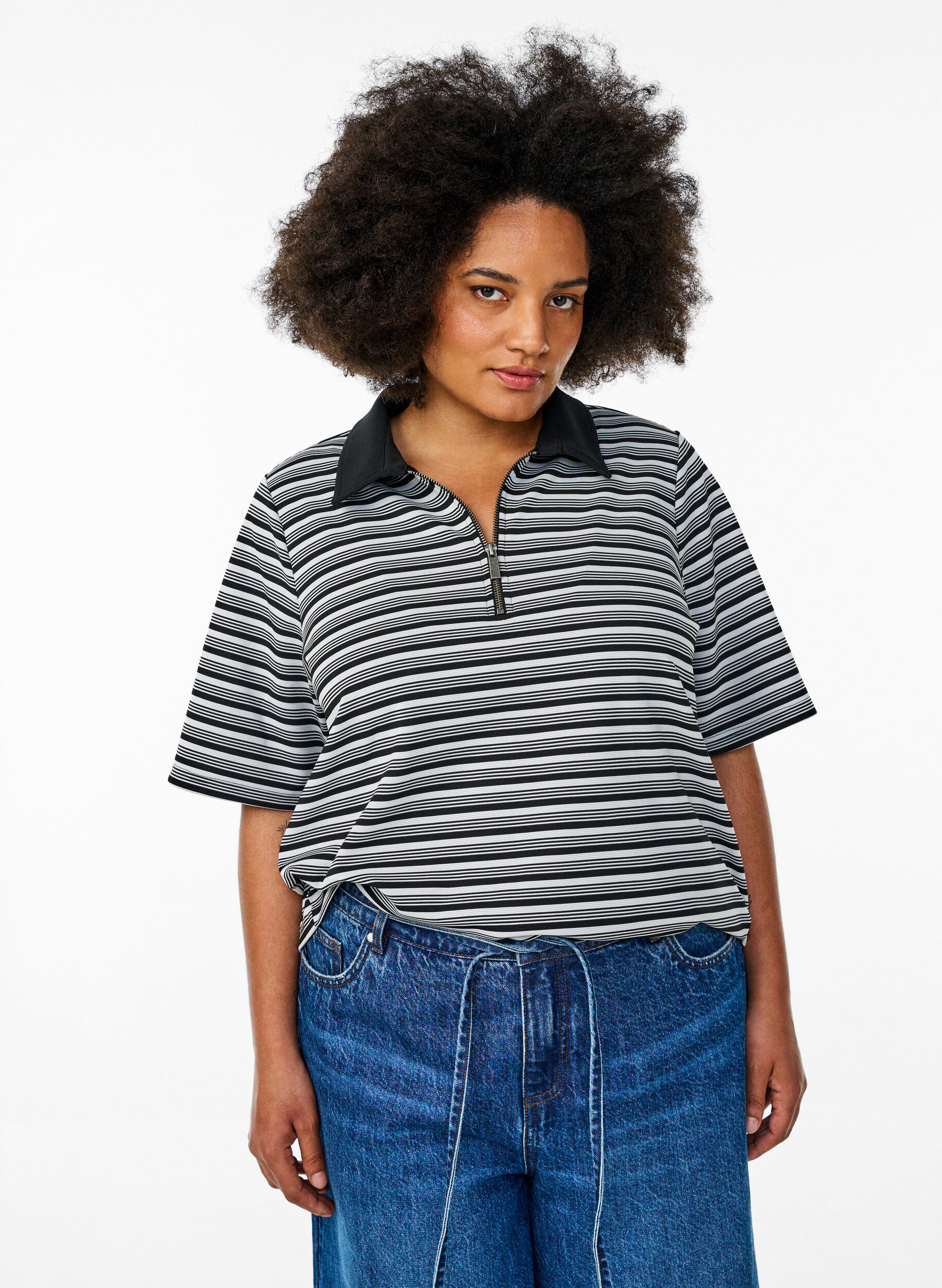 Raidallinen poolopaita, jossa on lyhyet hihat ja vetoketju, Musta, Model