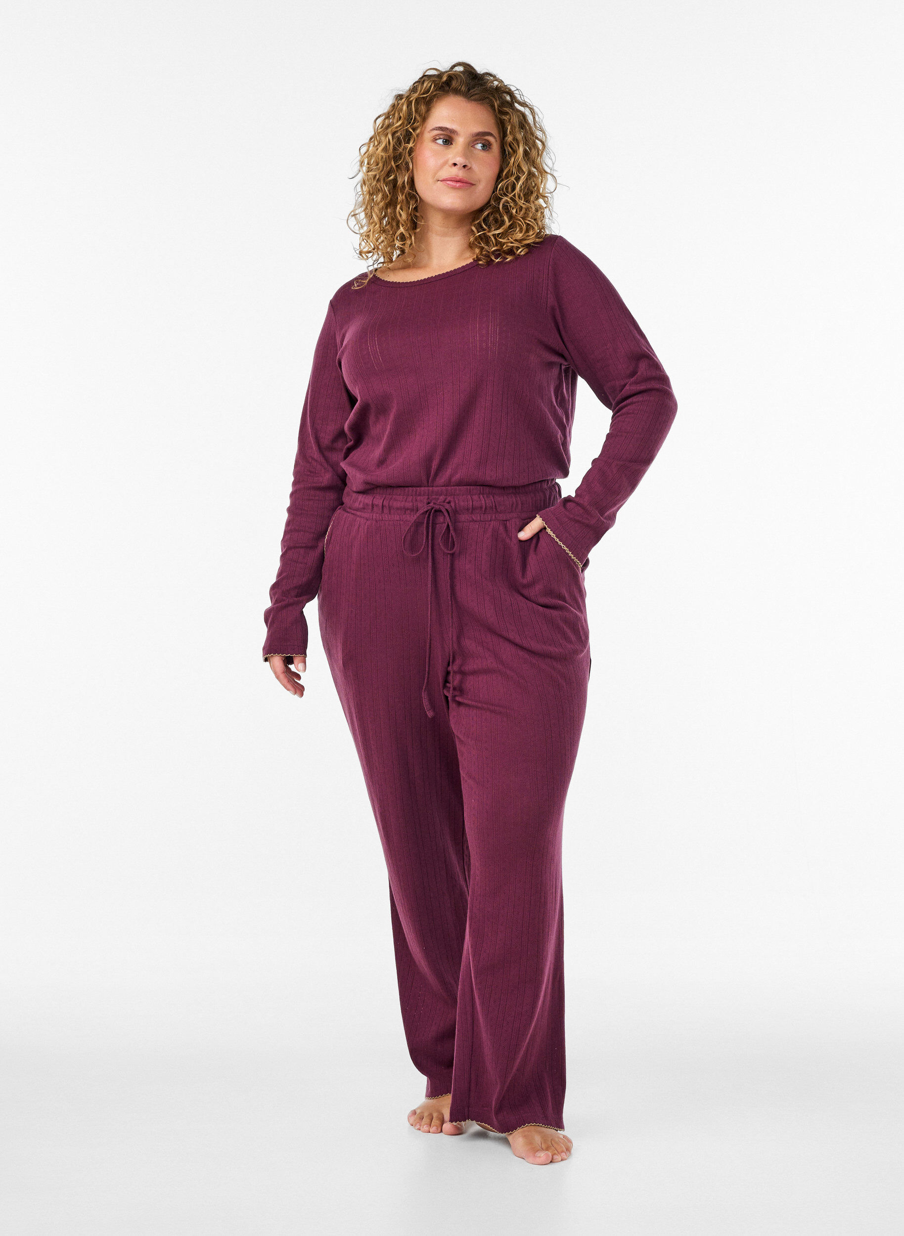 Luomupuuvillaiset pyjamahousut rei&rsquo;itetyll&auml; kirjailulla, Tumma Bordeaux, Model