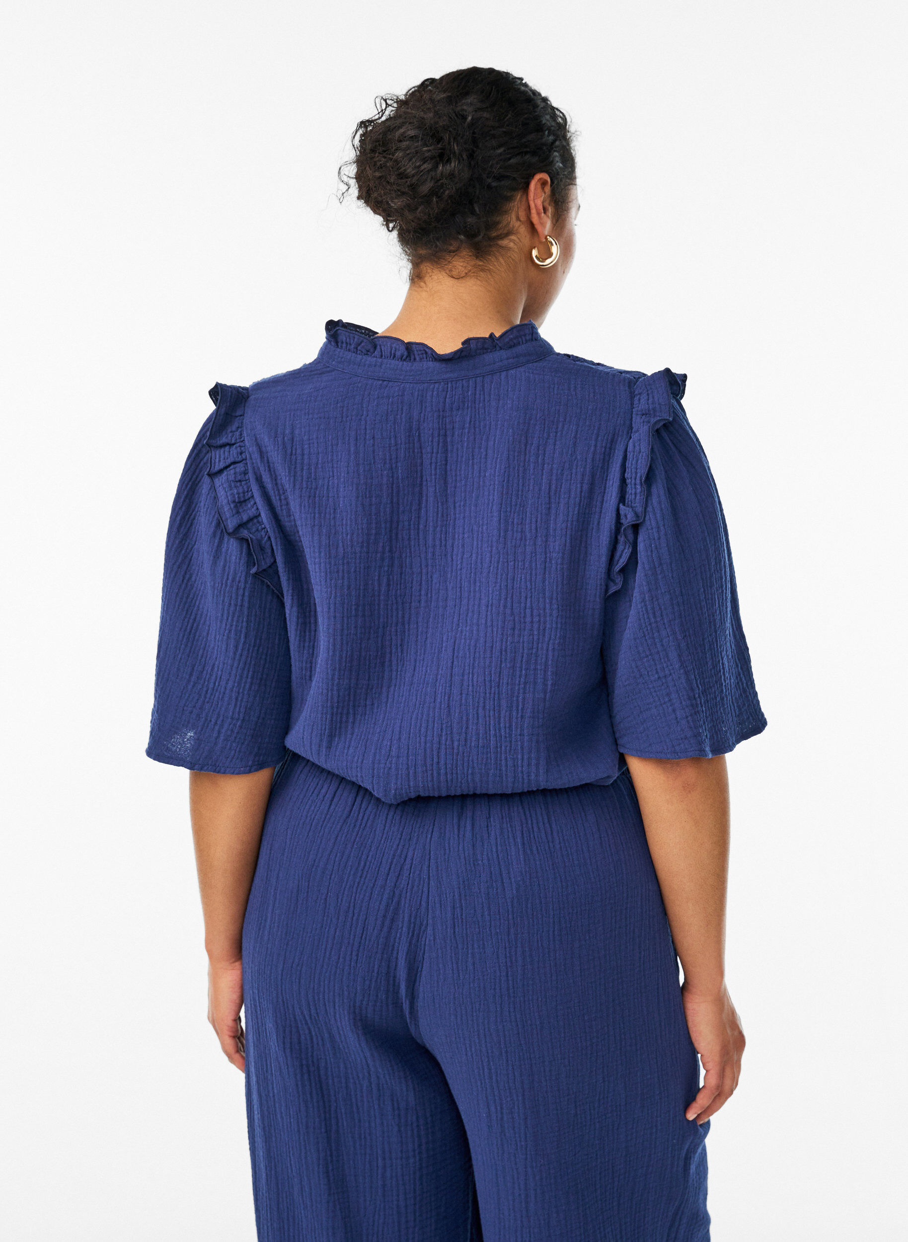 ZizziPuuvillamusliinipusero broderie anglaise -kirjonnalla ja 1/2-hihoilla, Sininen, Model image number 2