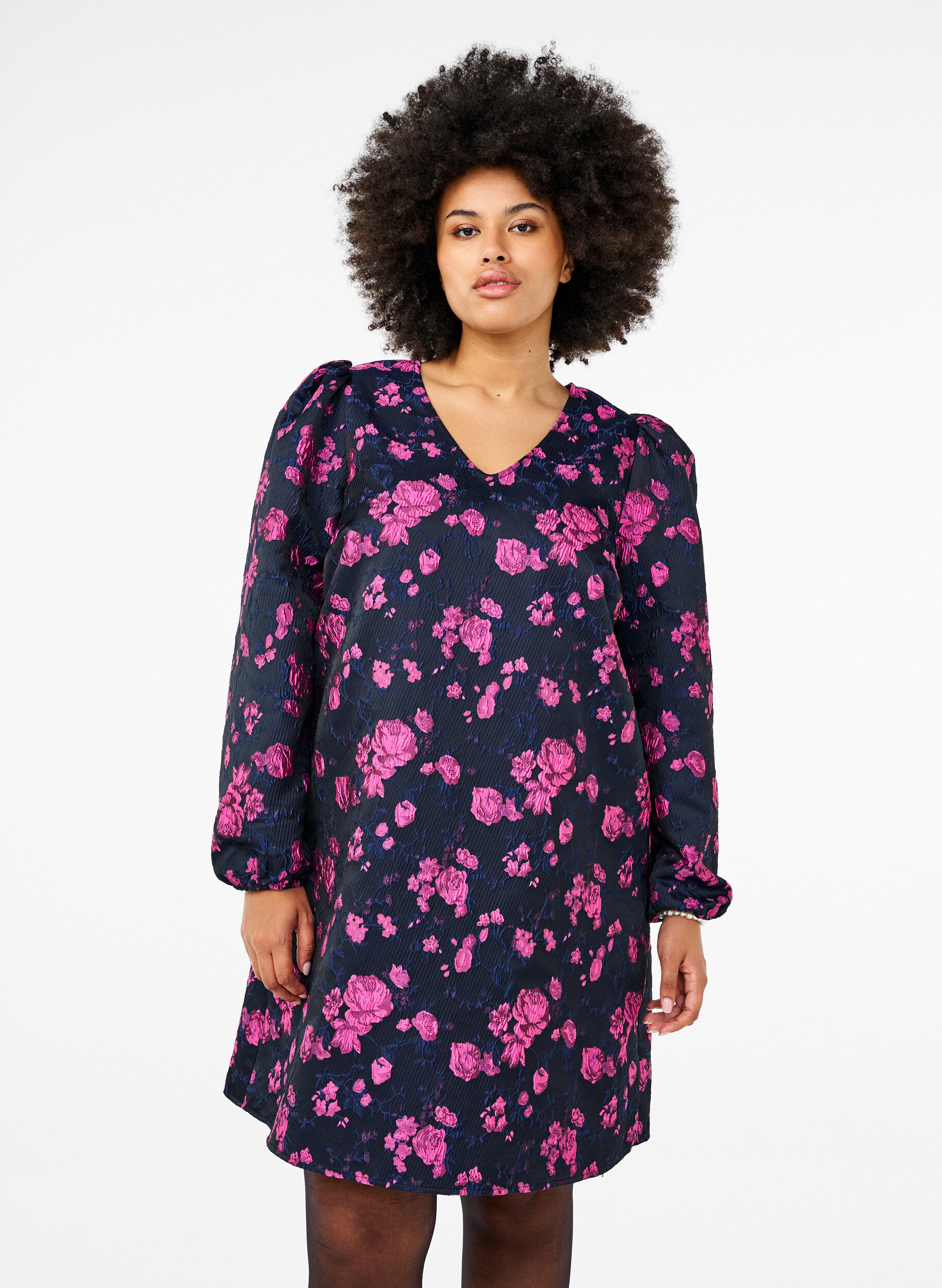 Zizzi Lyhyt jacquard-mekko pitkill&auml; hihoilla, Black w. Red Rose, Model image number 0