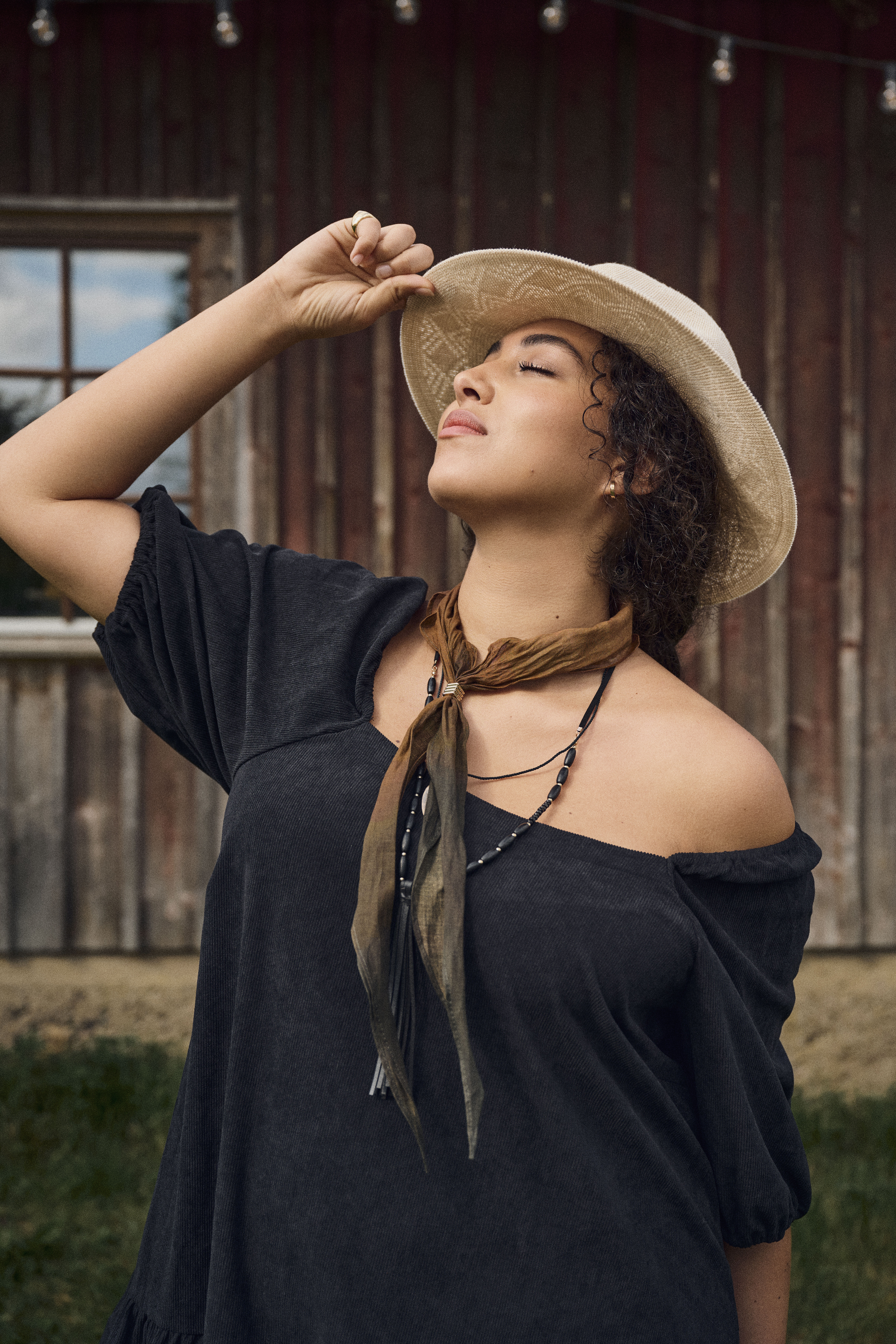 Zizzi Samettimekko, jossa on neli&ouml;nmuotoinen p&auml;&auml;ntie, , Model