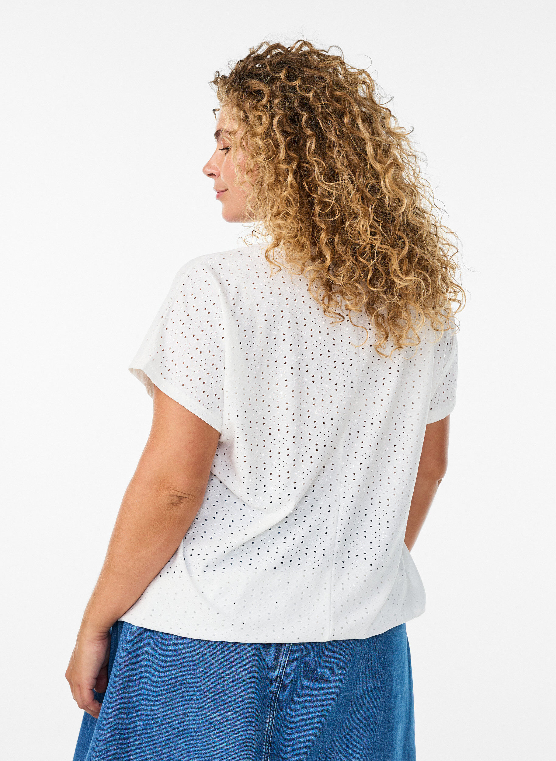 ZizziPusero brodeerauksella ja kevyell&auml; pallomaisella efektill&auml;, Valkoinen, Model image number 2