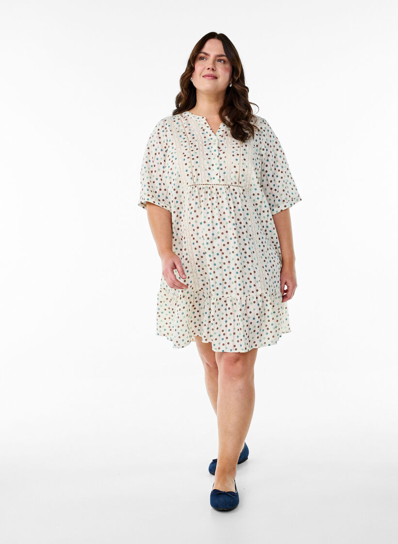 Lyhyt viskoosimekko pitsisomisteella ja A-linjaisella leikkauksella, Valkoinen, Model image number 1