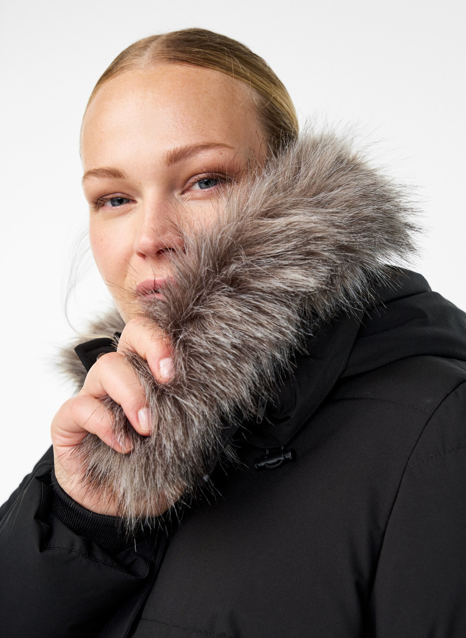 Zizzi Vedenkest&auml;v&auml; parka tekoturkiskauluksella, Musta, Model image number 3