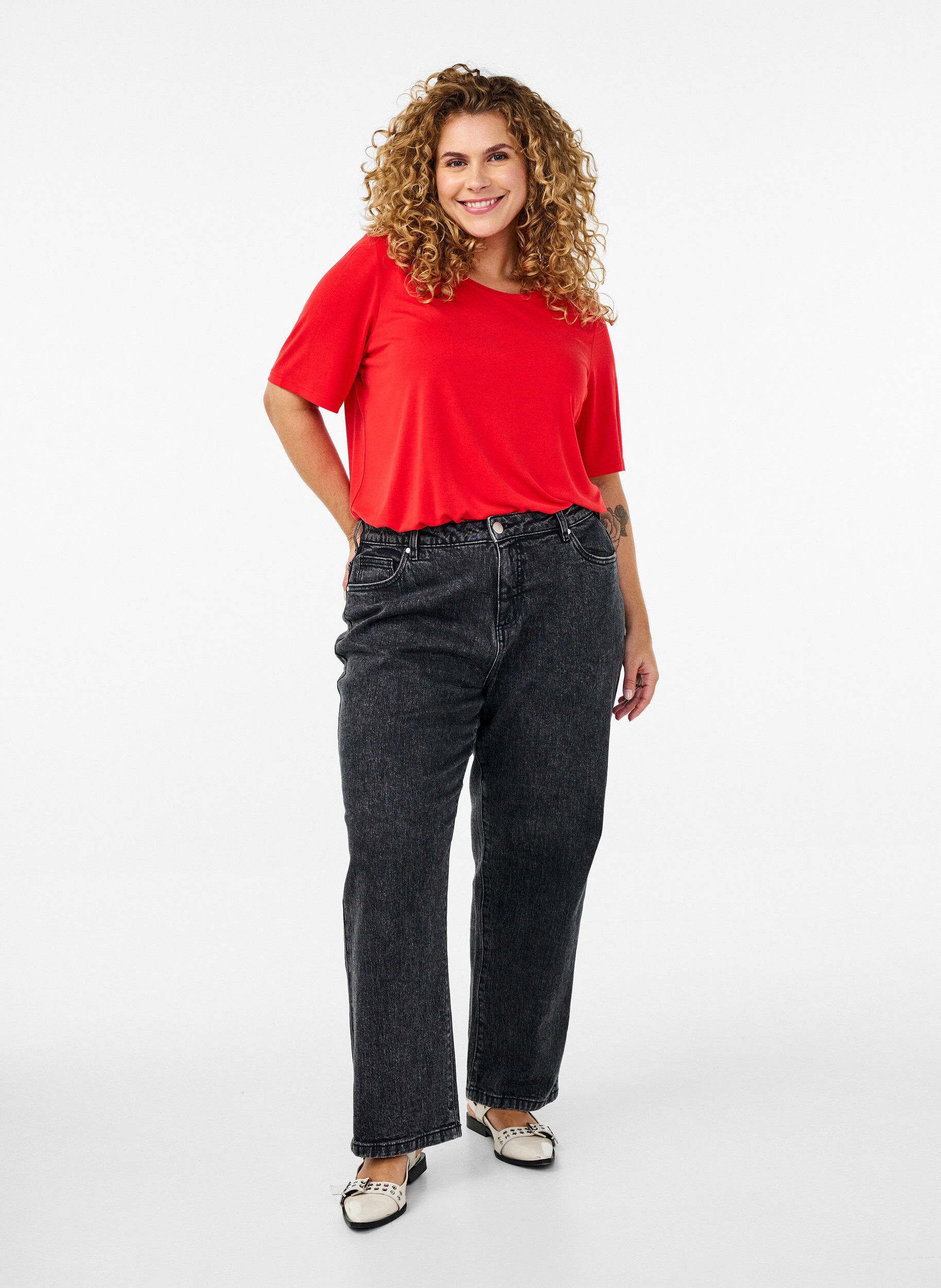 Zizzi T-paita Tencel &trade;-modaalista. Paidassa on py&ouml;re&auml; kaula-aukko, Punainen, Model image number 1