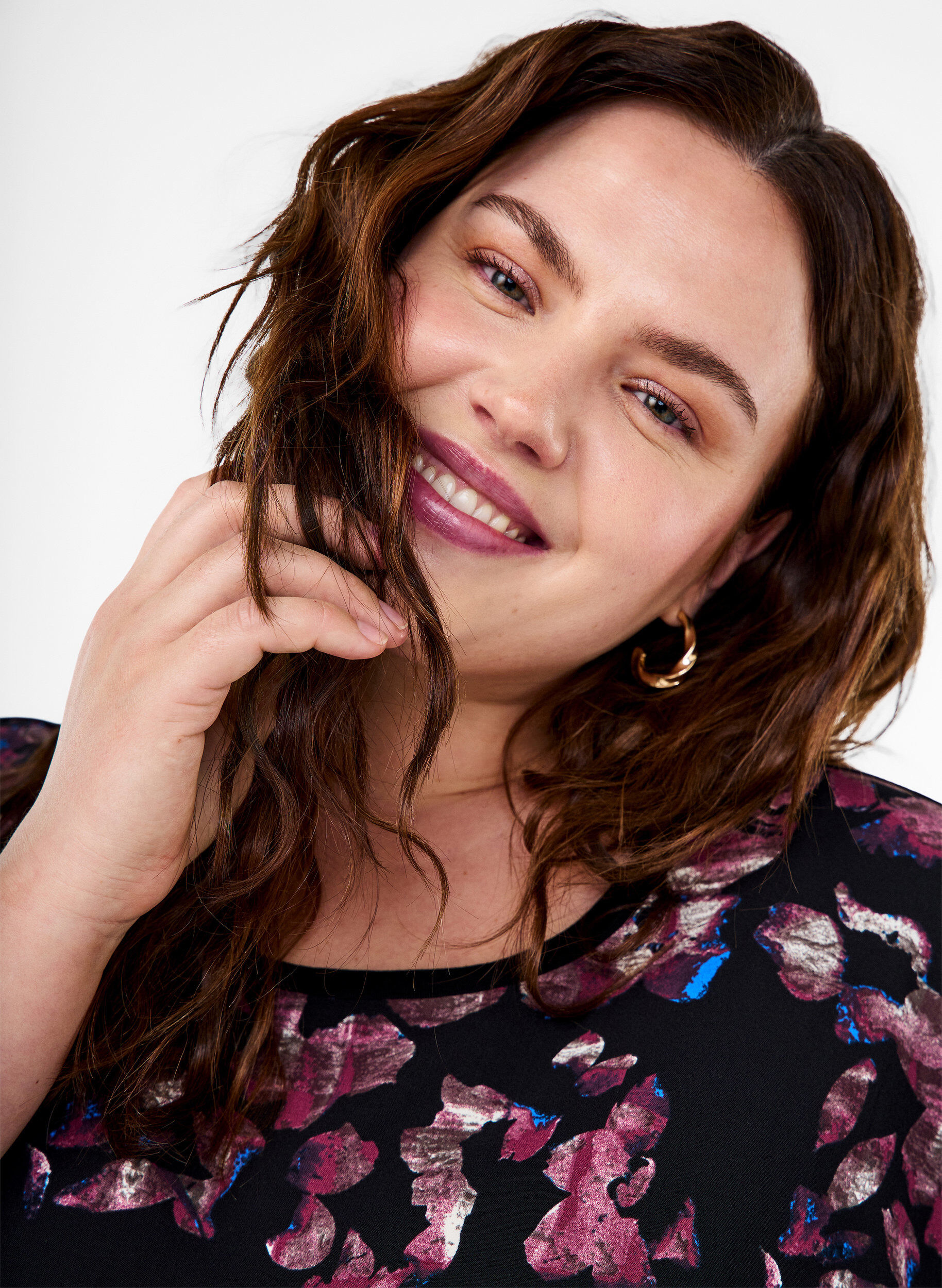 Zizzi V&auml;lj&auml; t-paita kukkakuviolla, Black Purple Fl. AOP, Model image number 2