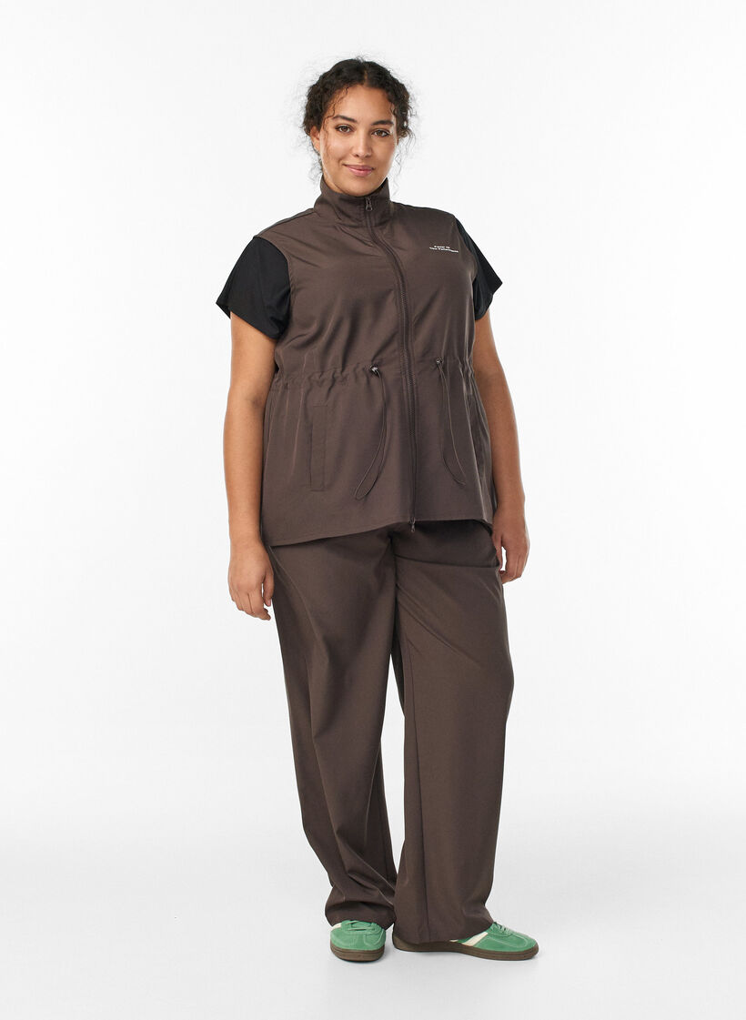 Hihaton liivi joustavalla vy&ouml;t&auml;r&ouml;ll&auml;, Ruskea, Model