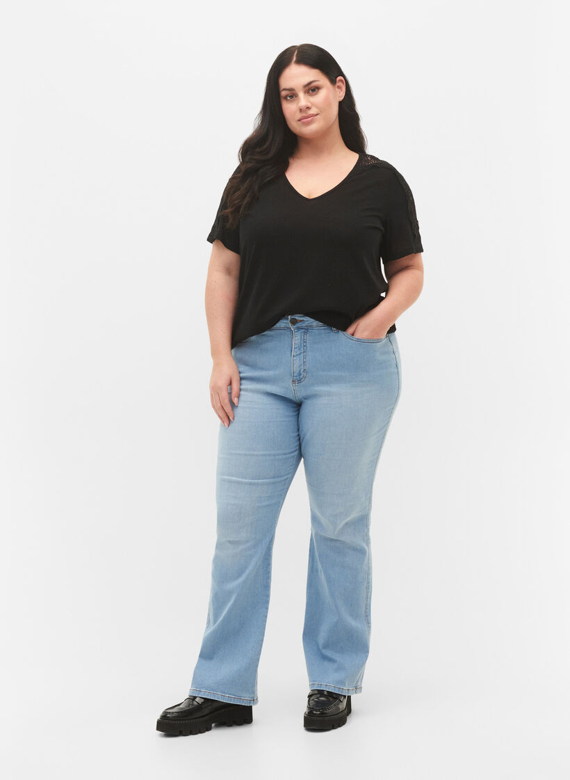 Lyhythihainen pusero pitsillä ja v-pääntiellä, Black, Model image number 2