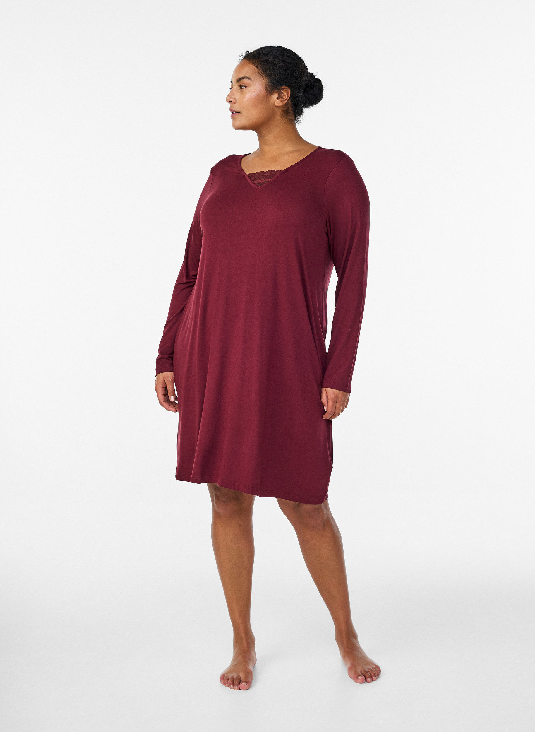 Zizzi Pitk&auml;hihainen y&ouml;paita pitsisomisteella ja V-p&auml;&auml;ntiell&auml;, Punainen, Model image number 1