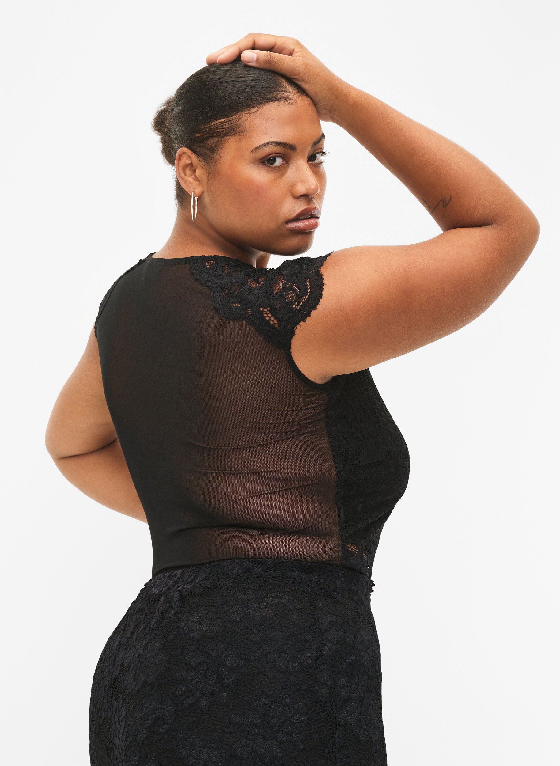 Zizzi Body koristeellisella pitsill&auml; ja v-kauluksella, Black, Model image number 1