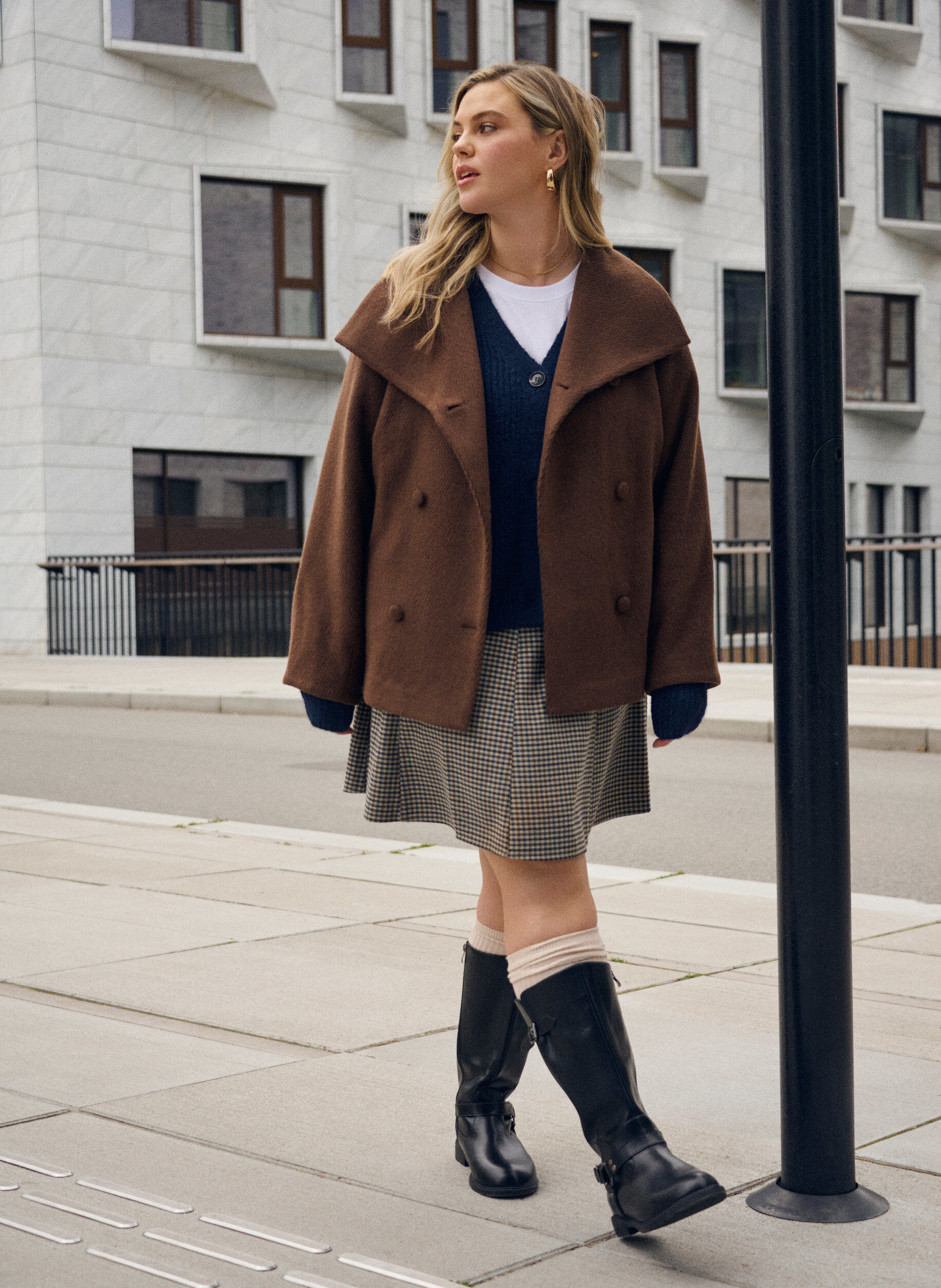 Zizzi Lyhyt takki kauluksella ja kankaalla p&auml;&auml;llystetyill&auml; napeilla, Ruskea, Image image number 0