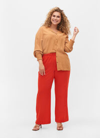 Leveälahkeiset housut taskuilla, Fiery Red, Model