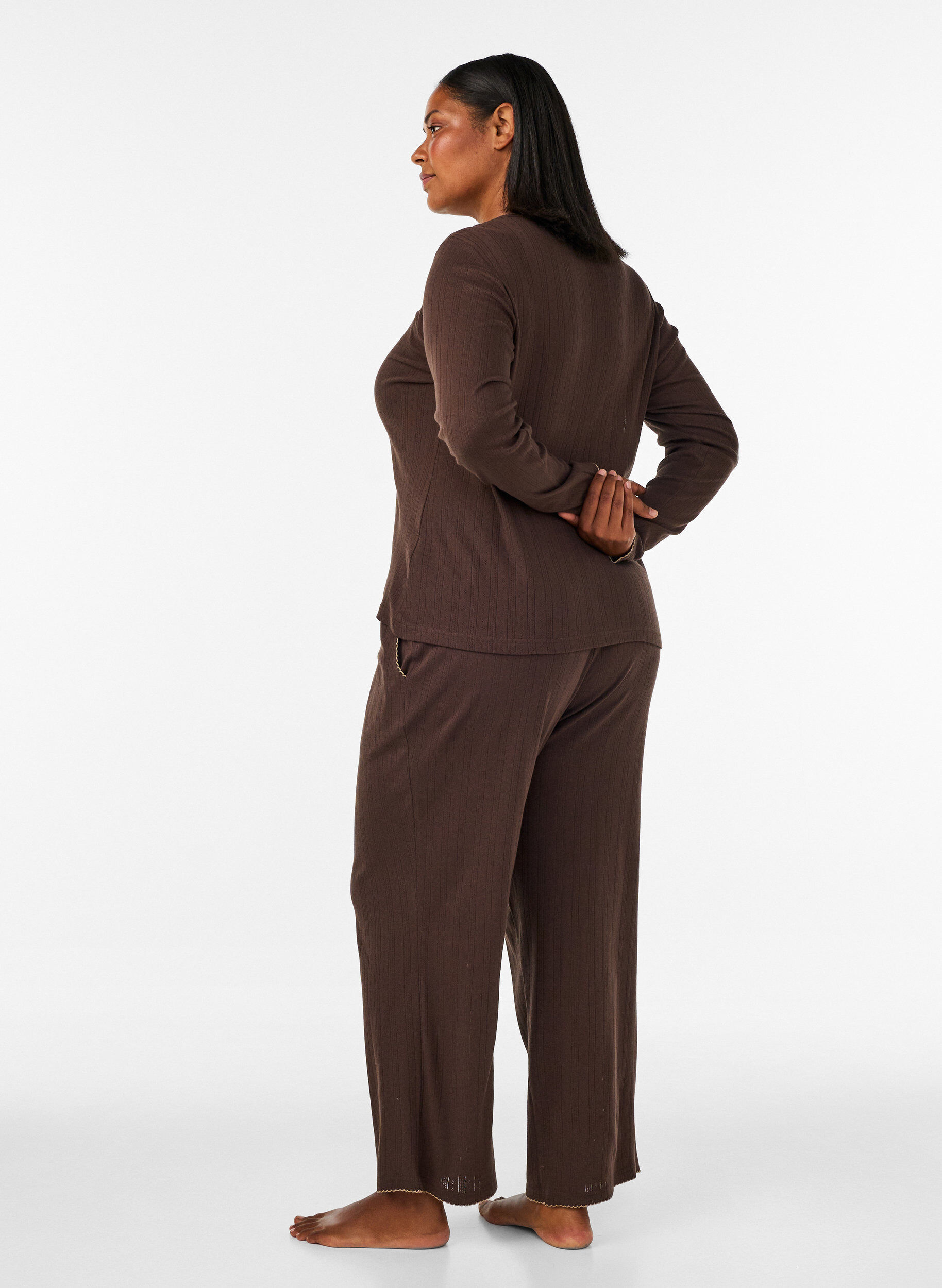 ZizziLuomupuuvillaiset pyjamahousut rei&rsquo;itetyll&auml; kirjailulla, Ruskea, Model image number 2