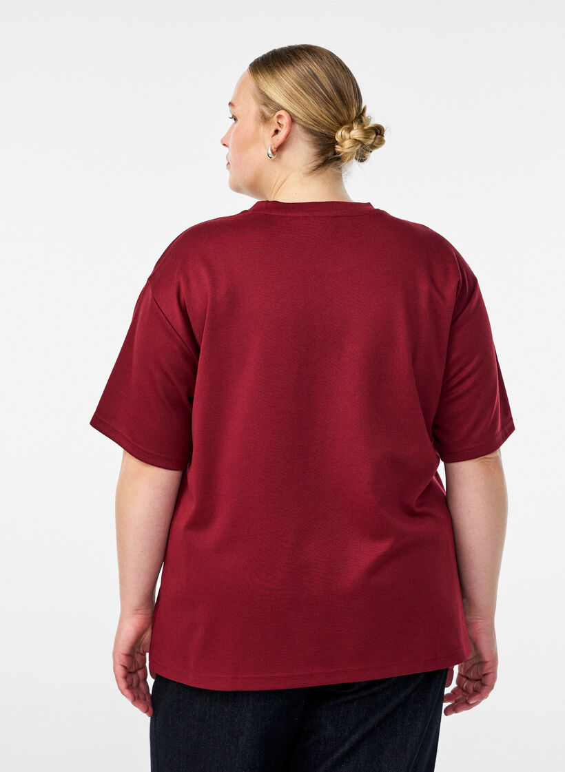 T-paita strassikoristeilla ja py&ouml;re&auml;ll&auml; p&auml;&auml;ntiell&auml;, Tumma Bordeaux, Model image number 2