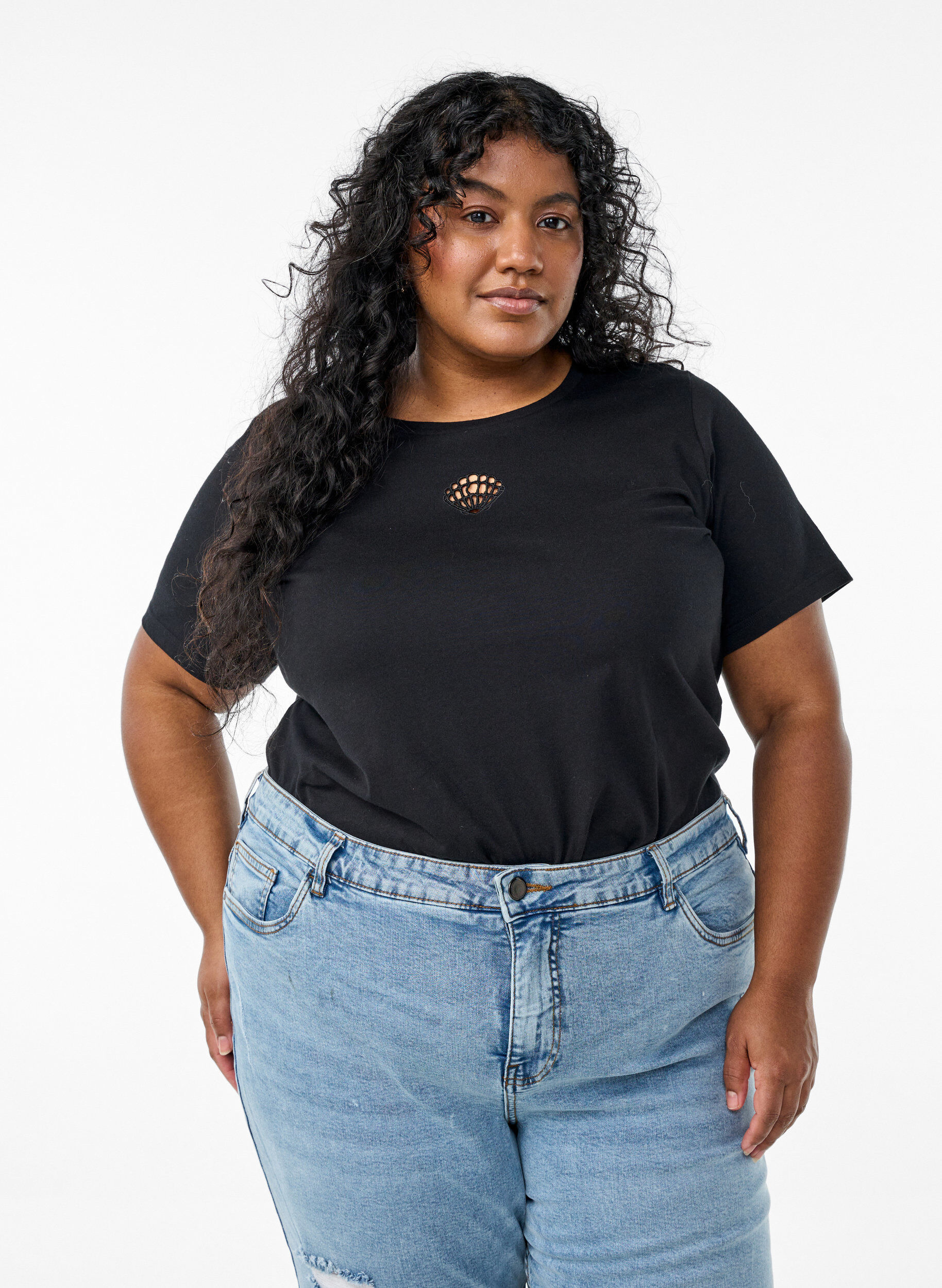 T-paita koristeellisilla yksityiskohdilla, Musta, Model