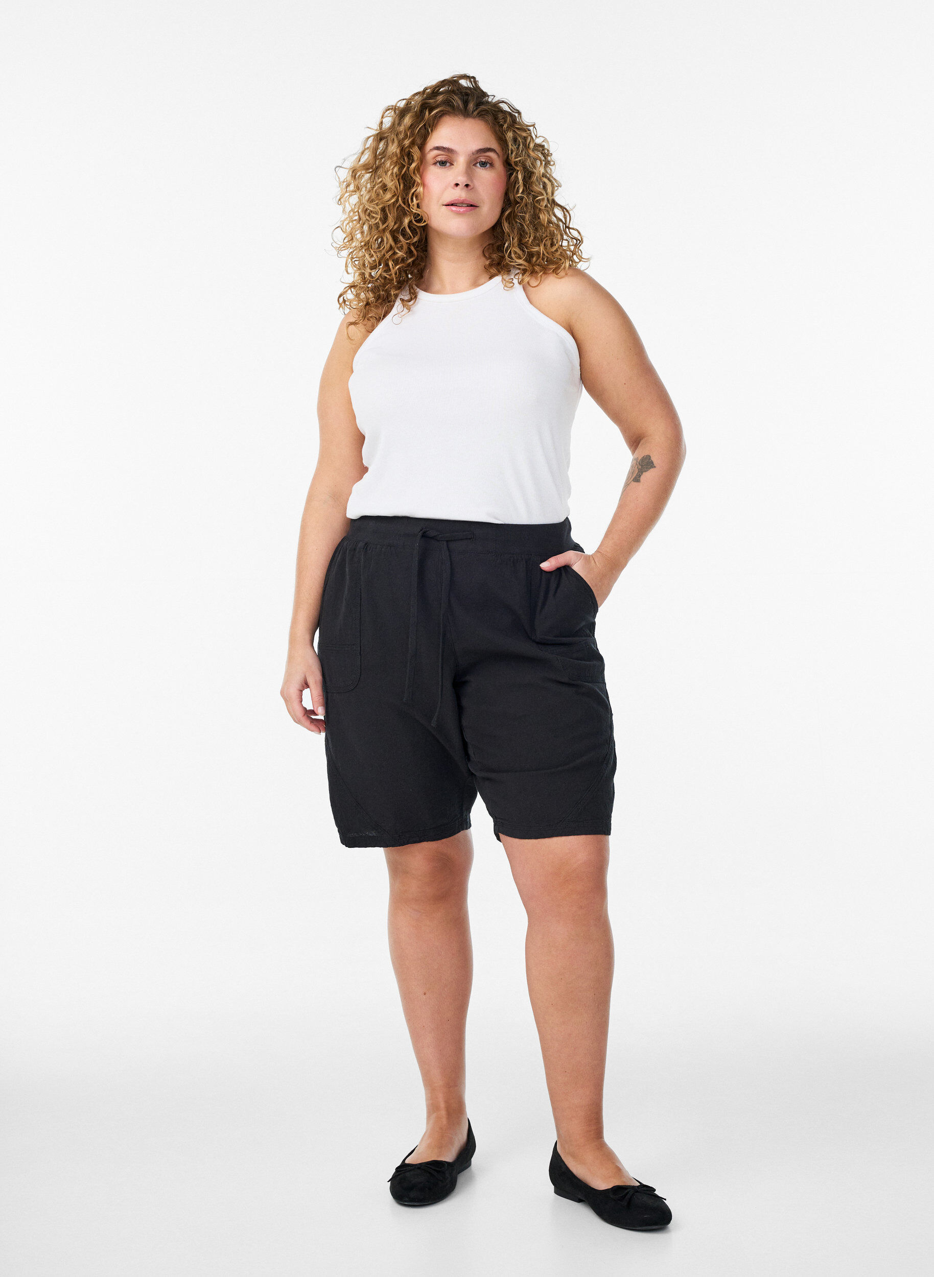 ZizziV&auml;lj&auml;t puuvillashortsit taskuilla, Musta, Model image number 1