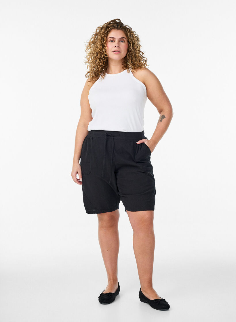 V&auml;lj&auml;t puuvillashortsit taskuilla, Musta, Model image number 1