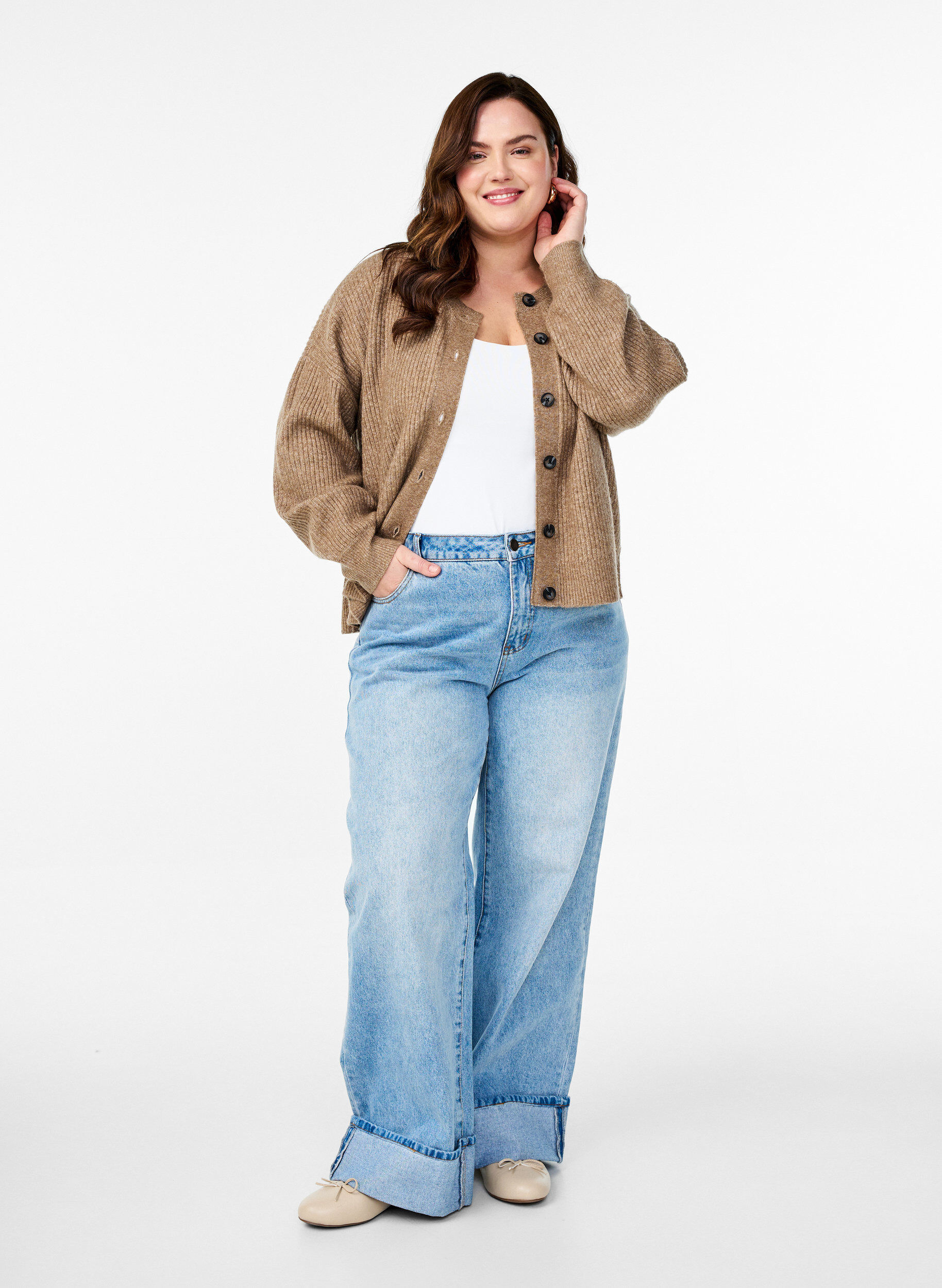 Zizzi Ribbineuloksesta valmistettu neuletakki napeilla, Ruskea, Model image number 1